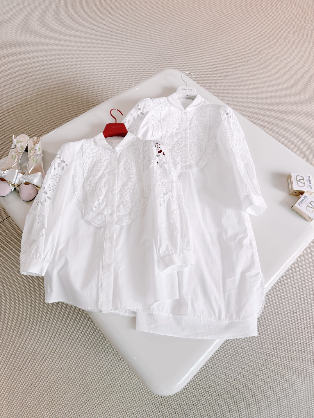 NO:836377,VALEN 26W White Puff Sleeve Hollow Embroidery Dress Made of pure cotton silhouette, light and breathable three-dimensional floral embroidery hollow craft, French romantic atmosphere small stand-up collar design is elegant and elegant, suitable for daily commuting and dating, valentino, skirts,19860909VALEN 26W 白色泡泡袖镂空刺绣连衣裙 采用纯棉材质廓形剪裁 轻盈透气立体花卉刺绣镂空工艺,法式浪漫氛围感小立领设计优雅又显气质 通勤约会日常都ok,,valentino,skirts,,Women's clothing