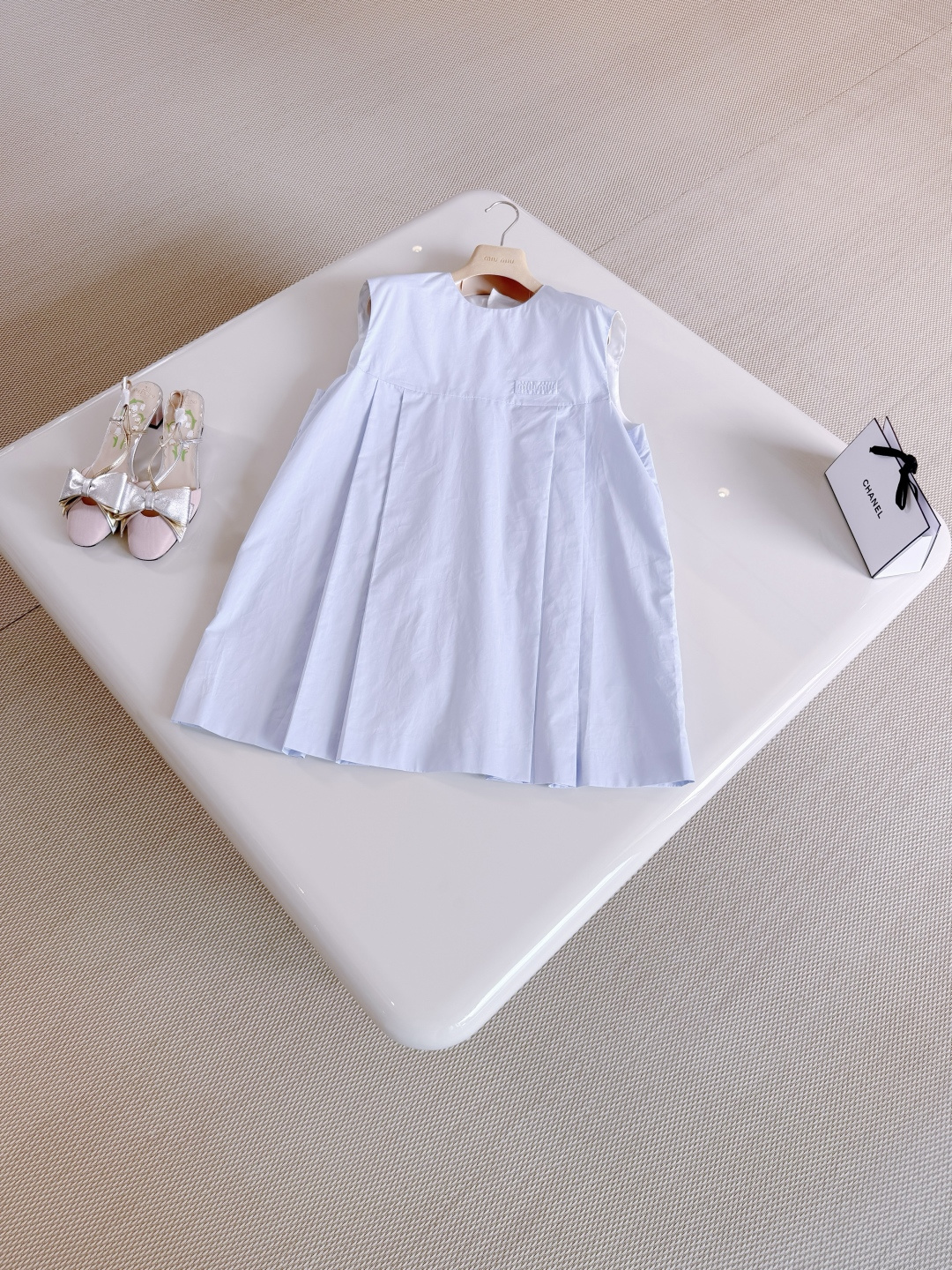 NO:836389,MIU 26W blue sleeveless letter embroidered cotton baby doll skirt. The blue sleeveless baby doll skirt is made of low-saturated glacier blue, fresh and white, cotton fabric is soft and breathable, A-line version three-dimensional pleated design, full of layers, top quality,,miumiu,skirts,19860909MIU 26W 蓝色无袖字母刺绣棉质娃娃裙 蓝色无袖娃娃裙采用低饱和冰川蓝清新显白、棉质面料柔软透气 A字版型立体褶裥设计 层次感满满 顶级品质,,miumiu,skirts,,Women's clothing