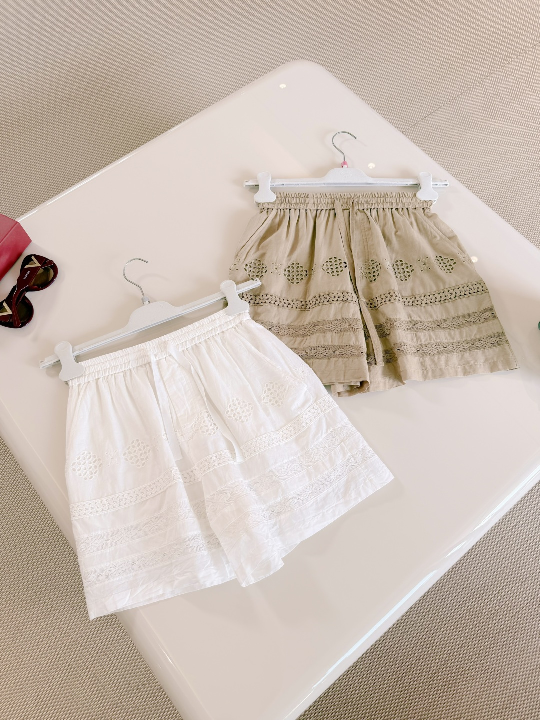 NO:838441,Isabel 26W white and coffee two-color silk cotton lace hollow shorts, full silk cotton silhouette, light and breathable material, hollow embroidered lace, French elegant style, elastic waist drawstring design, comfortable and French style!  High-end and natural,,shorts,19860909Isabel 26W 白咖双色丝绵蕾丝镂空短裤 全丝棉廓形材质轻盈透气 镂空刺绣蕾丝花边法式优雅感造型,松紧腰抽绳设计穿着自在又法式！高级又自然,,shorts,,Women's clothing