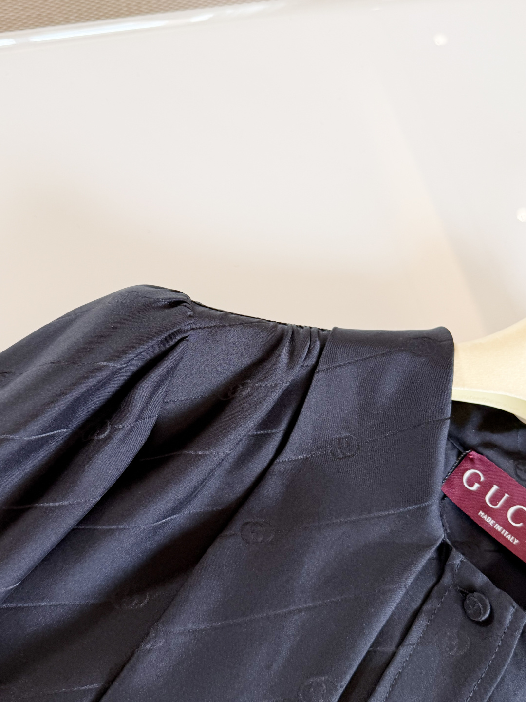 NO:838404,Mulberry silk crepe satin interlocking double G jacquard self-tie bow GG front button placket,19860909桑蚕丝绉纱缎面互扣式双G提花 自系式蝴蝶结 GG正面纽扣门襟,,,Women's clothing