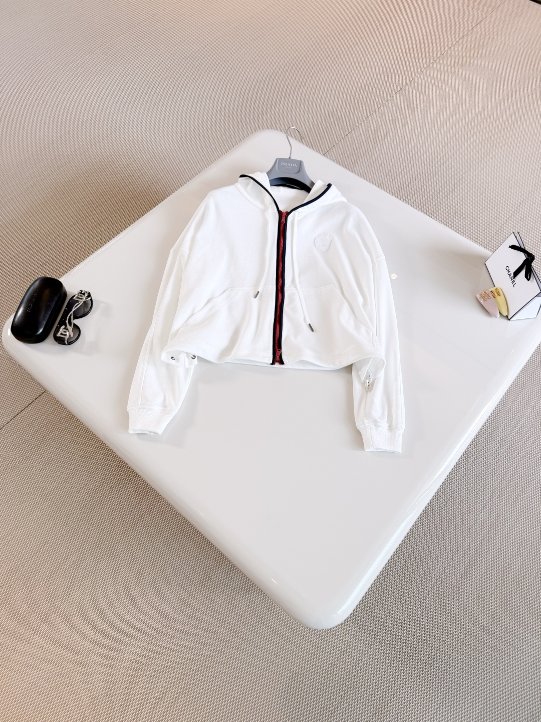 NO:838436,BC 26W piqué cotton old money style embroidered hooded sweatshirt. It is made of high-quality particle piqué cotton, breathable and comfortable. The main color is white with red and blue zippers. The Solomeo coat of arms on the chest is very recognizable. The pockets under the hood are practical, sporty and fashionable,,hats,19860909BC 26W 珠地棉老钱风刺绣连帽运动衫 选用高品质颗粒珠地棉透气又舒适 白色主色拼红蓝拉链,胸前Solomeo纹章超有辨识度 兜帽下位口袋实用运动又时髦,,hats,,Women's clothing