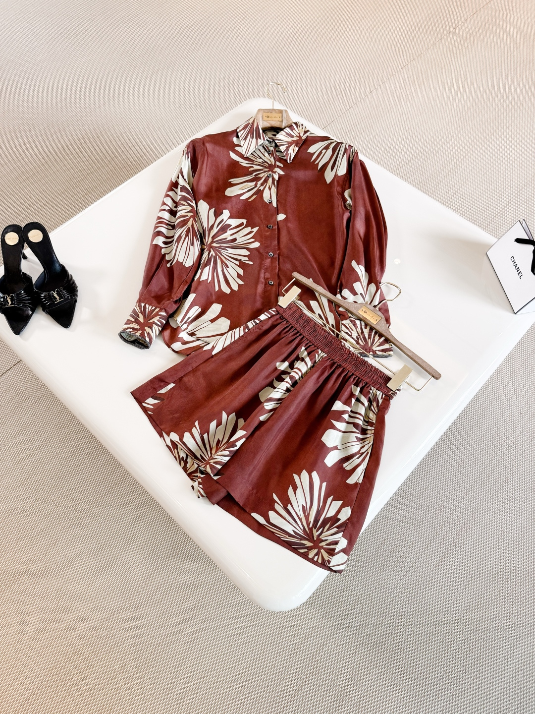 NO:838433,BC 26W Old money style Bordeaux red floral casual suit. Smooth to the touch and cool silk material. Drape red bottom with oversized flowers, vacation atmosphere shorts. Loose cut elastic waist. Old money style suitable for various body types. Create a relaxed style, shorts, real silk,19860909BC 26W 老钱风波尔多红花卉休闲套装 触感顺滑冰凉真丝材质 垂坠感红底配超大笔触花卉、度假氛围感短裤 宽松剪裁弹力松紧腰 老钱风适合多种身材 打造松弛风格,,shorts,real silk,,Women's clothing
