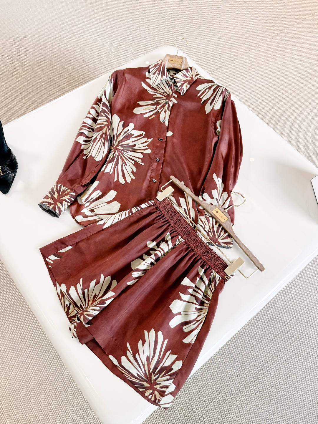 NO:838439,BC 26W old money style Bordeaux red floral casual suit, smooth and cool silk material, drapey red bottom with oversized flowers, lapel shirt burgundy floral print, create an artistic atmosphere!  Loose tailoring, old-time retro feelings, shirts, real silk,19860909BC 26W 老钱风波尔多红花卉休闲套装 触感顺滑冰凉真丝材质 垂坠感红底配超大笔触花卉、翻领衬衫酒红花卉印花 营造艺术气息！宽松剪裁旧时光复古情怀,,shirts,real silk,,Women's clothing