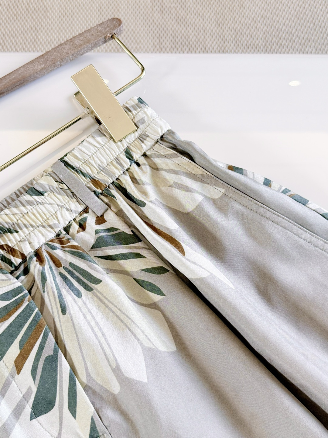 NO:838391,Details of the trousers: Silk elastic waist silhouette, easy to get the 'old money style' high-end feel, comfortable and textured, real silk,19860909西裤细节 真丝弹力腰围廓形 轻松get'老钱风'高级感 舒适又有质感,,real silk,,Women's clothing
