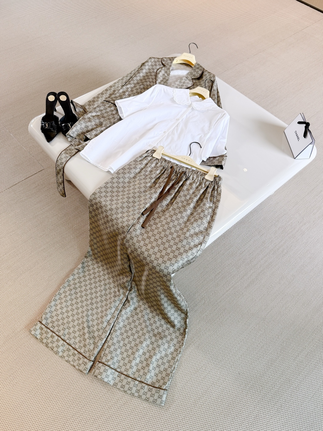 NO:838379,GUC 26W Classic GG presbyopic nightgown style lazy suit. Made of high-quality silk fabric, soft and breathable. Super comfortable for daily wear. Low saturation taupe GG pattern, elastic waist and loose wide-leg design. Brown piping shape on the trouser legs,,gucci,real silk,19860909GUC 26W 经典GG老花睡袍风慵懒套装 采用高品质真丝面料触感柔软又透气 日常穿着超舒适低饱和灰褐色GG花纹、弹力腰围宽松阔腿设计 裤脚棕色滚边造型,,gucci,real silk,,Women's clothing