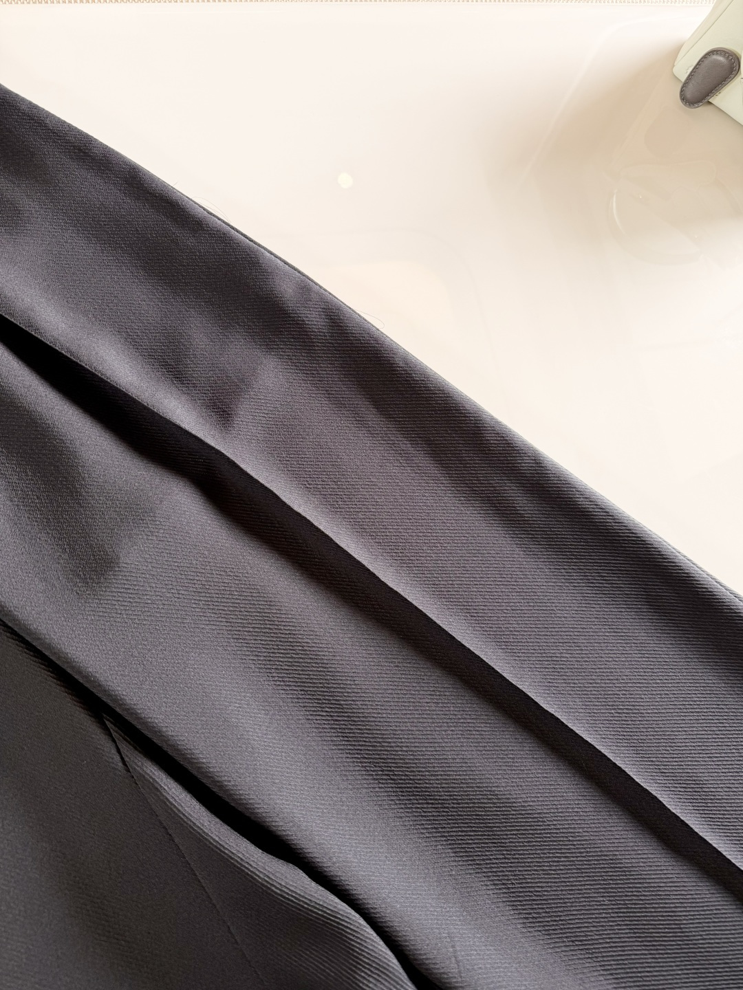 NO:838423,Details of the trousers. Pockets on both sides. - Three-dimensional centerline topstitch silhouette. The trousers and pockets are lined with crepe.19860909西裤细节 两侧有口袋 -立体中轴明线廓形 裤身和口袋内衬绉纱,,,Women's clothing