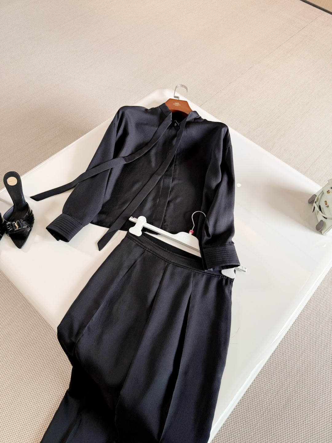 NO:838430,HER 26W pure silk twill silk crepe lazy style suit, three-dimensional twill silk three-dimensional tailoring, short silhouette shirt tie decoration, matching series of trousers, noble business casual style, filled with rich horse culture-centered profound heritage,,shirts,real silk,19860909HER 26W 纯丝斜纹真丝绉慵懒风套装 立体斜纹真丝绸立体剪裁,短款廓形衬衫领结装饰 搭配系列西裤造型高贵商务休闲 弥漫着浓郁的以马文化为中心的深厚底蕴,,shirts,real silk,,Women's clothing