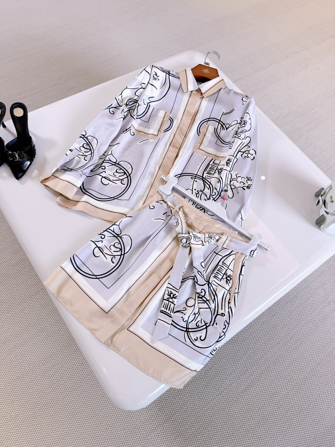 NO:838454,HER 26S Blue coffee color matching geometric print lapel silk shirt. The silk material feels smooth and skin-friendly. The delicate pearlescent color, black and white abstract print + geometric lines create an artistic atmosphere. The loose version looks great when worn alone or layered. Top quality pure steel hardware, shirts, real silk,19860909HER 26S 蓝咖拼色几何印花翻领真丝衬衫 真丝材质触感柔滑亲肤 细腻珠光色泽、黑白抽象印花+几何线条营造艺术氛围感,版型宽松 单穿或叠搭都很出彩 纯钢五金顶级品质,,shirts,real silk,,Women's clothing