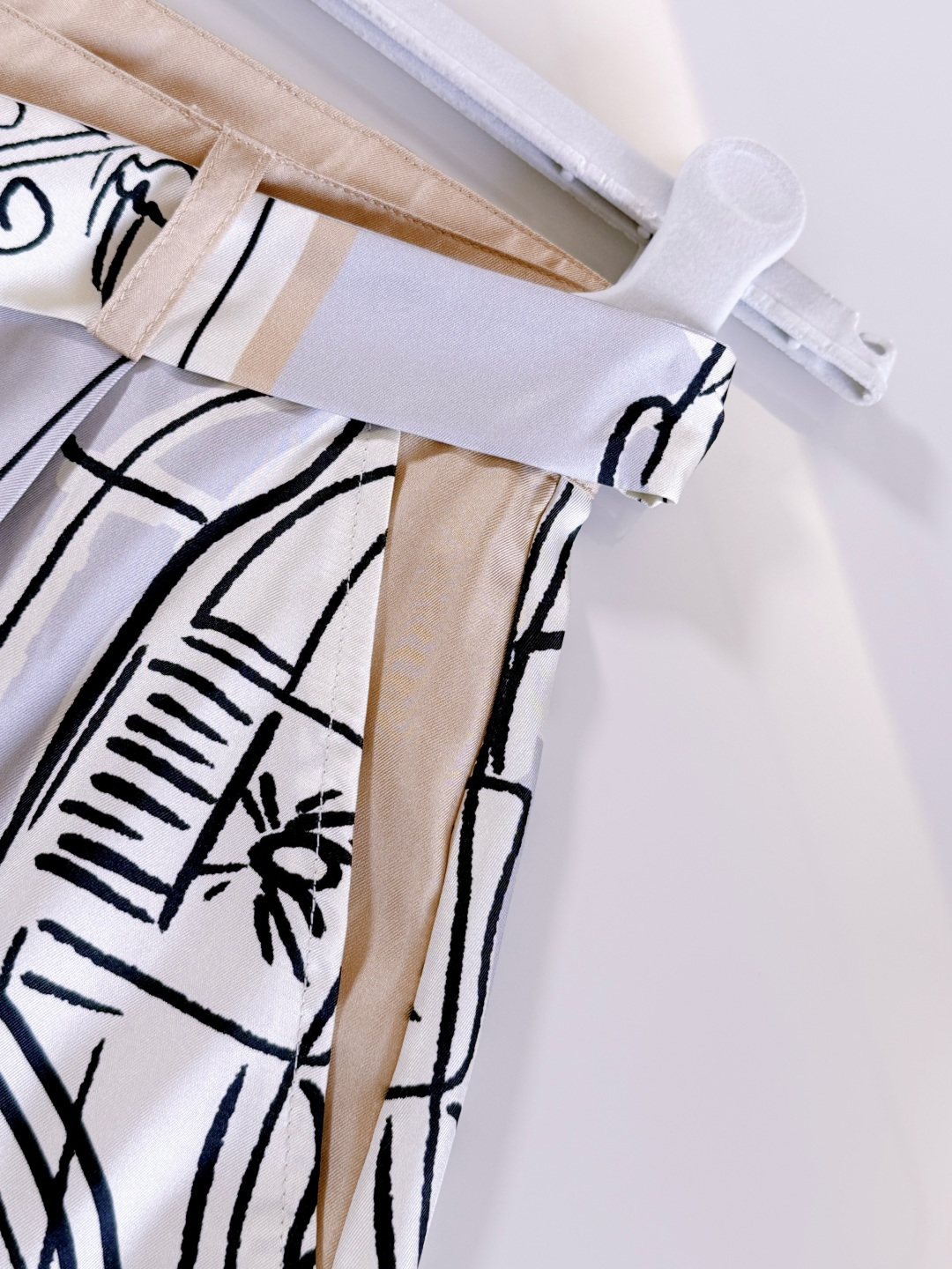 NO:838449,Skirt Details Black and white geometric abstract print Silk material feels smooth and skin-friendly H engraved buttons Double side pockets, skirts, real silk,19860909半身裙 细节 黑白几何抽象印花 真丝材质触感柔滑亲肤 H刻字纽扣 双侧口袋,,skirts,real silk,,Women's clothing