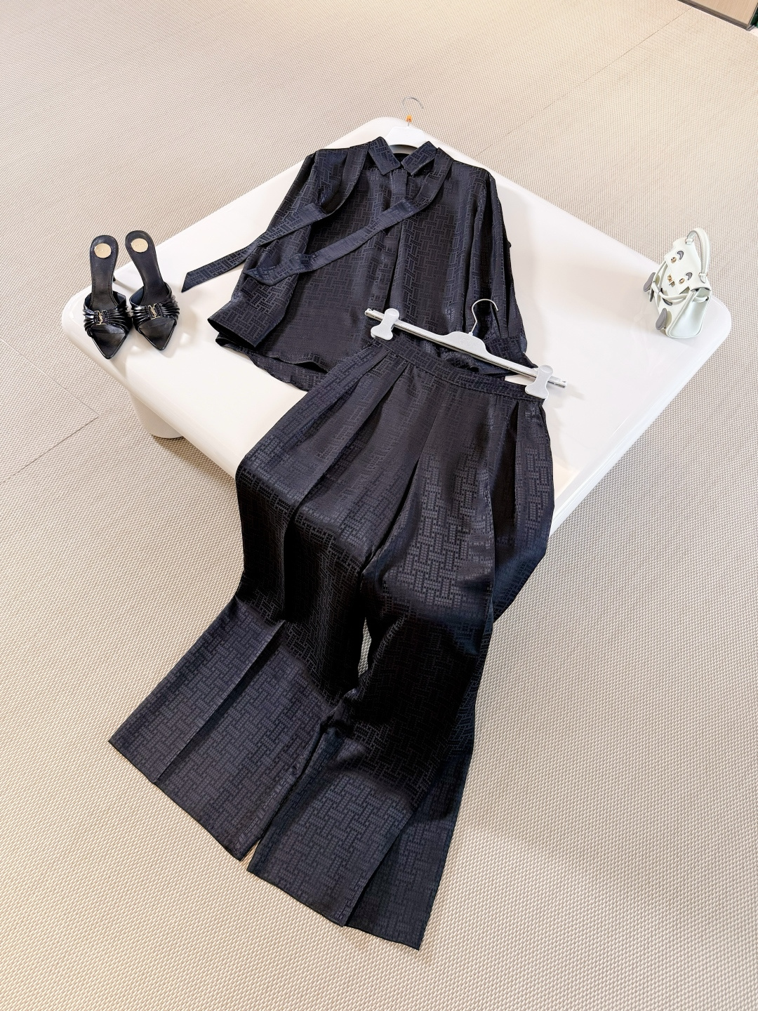 NO:839714,H jacquard pearl satin black silk trousers Silk jacquard trousers with 'Mosaique' pattern Elastic satin waistband - front Italian pocket,,real silk,19860909H提花珍珠缎黑色真丝西裤 带有“Mosaique”图案的真丝提花裤 松紧缎面腰带- 正面意大利口袋,,real silk,,Women's clothing