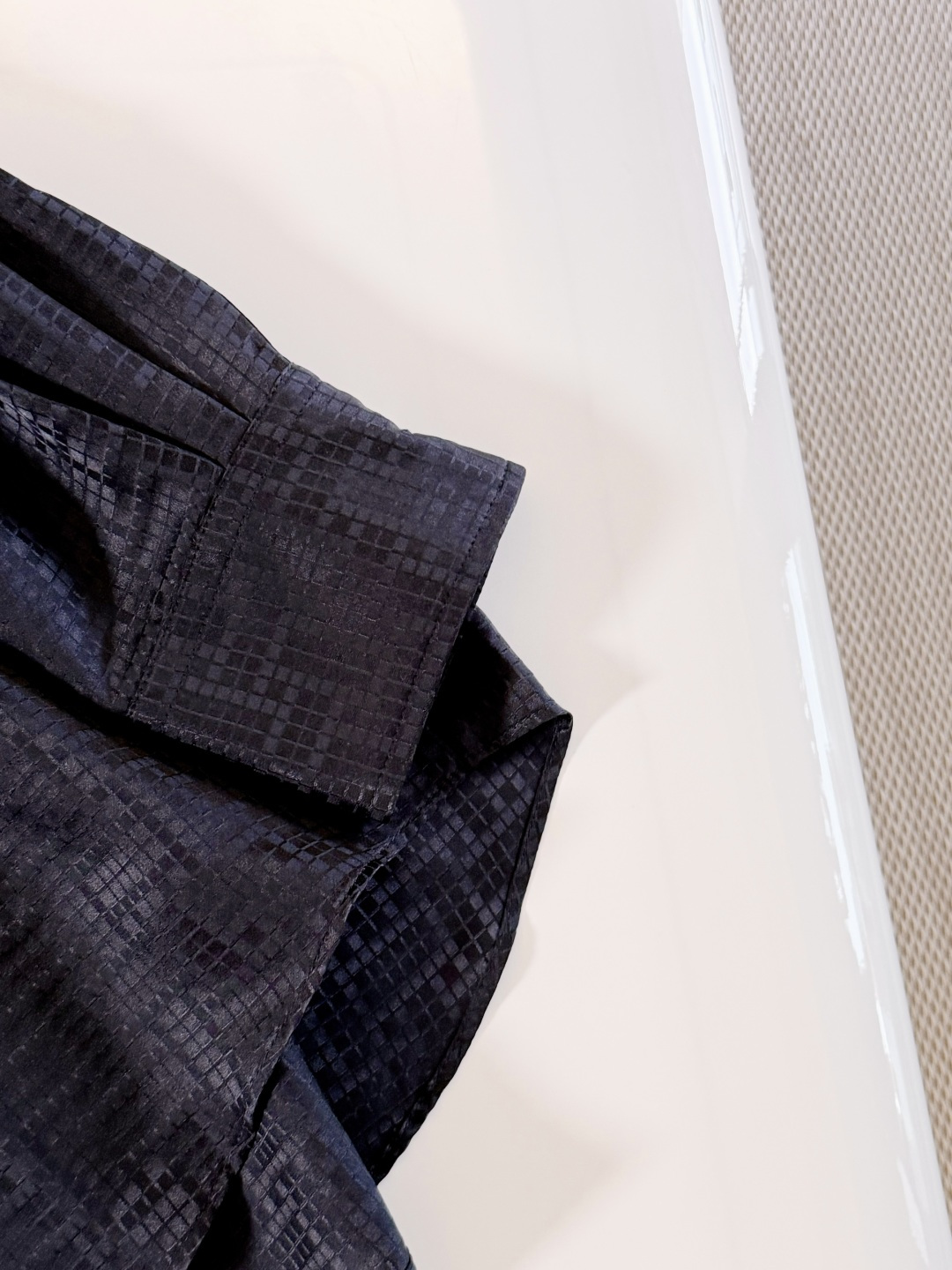 NO:839710,Graphic silk jacquard collar Concealed central flap closure at front Engraved mother-of-pearl H-buttons Cuffs and tie closure Palladium-plated metal enamel buttons,,real silk,ties,19860909图案真丝提花衣领 正面隐形中央翻盖开合 刻有珍珠母贝H扣 袖口和领带开合 镀钯金属珐琅纽扣,,real silk,ties,,Women's clothing