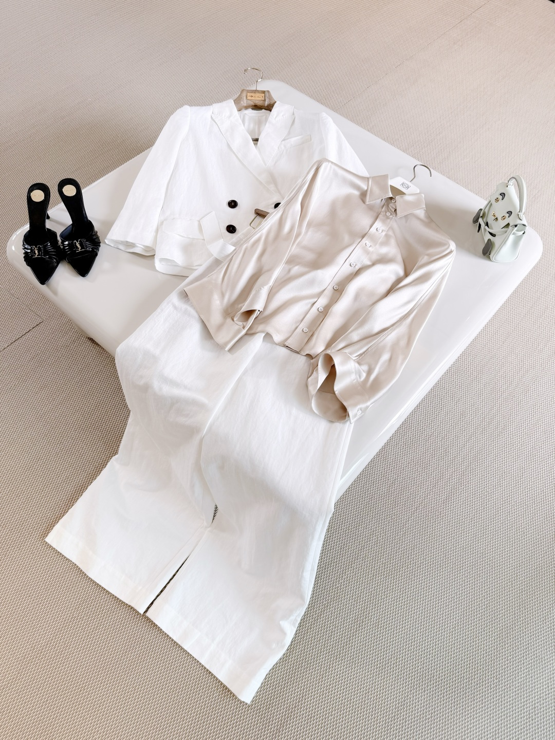 NO:839718,BC 26W Champagne golden mulberry silk lapel silhouette shirt. The shirt uses pearlescent texture silhouette fabric to present femininity and elegance, with flowing and changing textures. The bat sleeves outline the soft lines of the shirt, like a ray of bright light blooming quietly,,shirts,19860909BC 26W 香槟金桑蚕丝翻领廓形衬衫 衬衫运用珠光质地廓形面料 呈现柔美与高雅气质、纹理流动变幻 蝙蝠袖勾勒出衬衫的柔美线条 犹如一缕璀璨光芒悄然绽放,,shirts,,Women's clothing