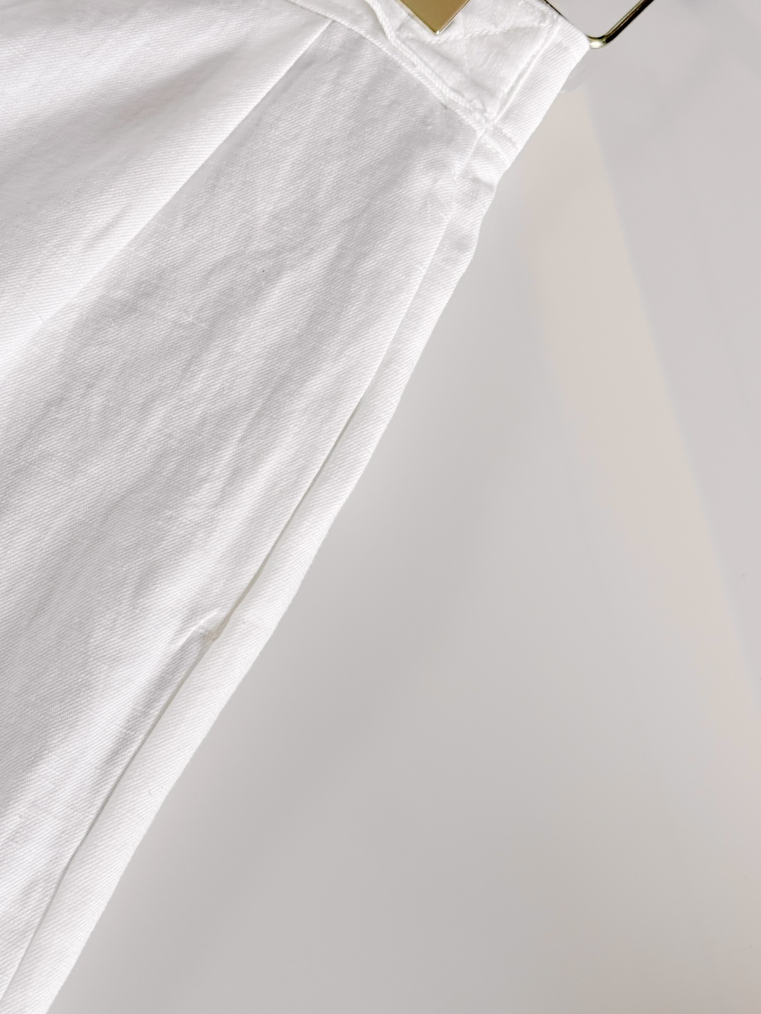 NO:839700,Details: Horn buckle decoration on the inside; Drawstring design on the waistband to enhance the overall flow; Pleating decoration on the front panel introduces tailoring design inspiration.19860909细节 内里牛角扣装饰 腰带抽绳设计增强整体流动感 前幅打褶装饰引入了精裁设计灵感,,,Women's clothing