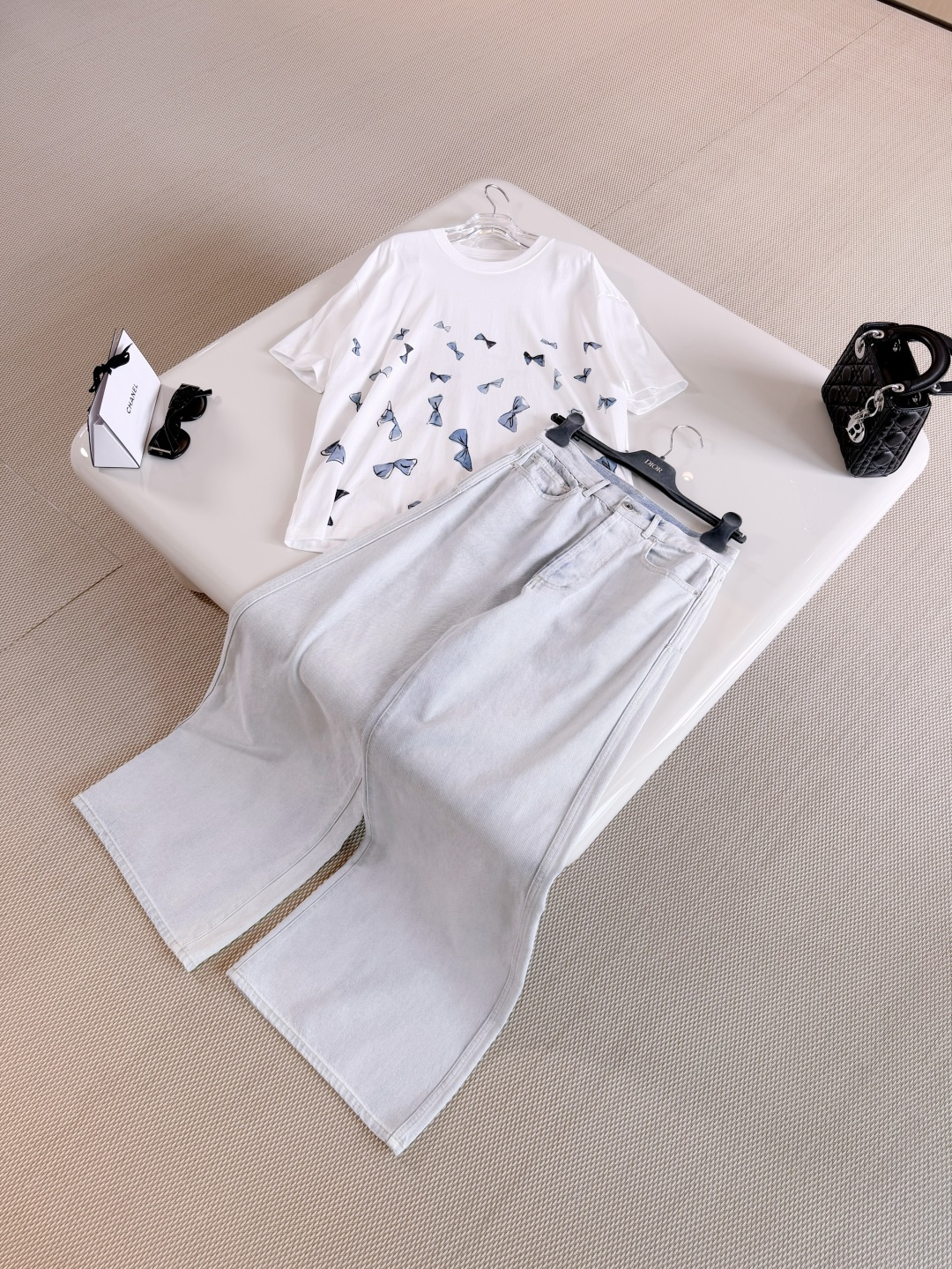 NO:841607,DIO 26S full-print bow jacquard cotton round-neck short-sleeved T-shirt. Blue bow printed T-shirt. Pure cotton material is soft and breathable. White background + blue bow, French elegance and playfulness. Loose fit. Easily create exquisite and casual style. Top quality sale, dior, T-shirt, tees, t-shirt,19860909DIO 26S 满印蝴蝶结提花棉质圆领短袖T恤 蓝色蝴蝶结印花T恤 纯棉材质柔软透气 白色底色+蓝色蝴蝶结,法式优雅又俏皮 宽松版型 轻松打造精致随性风格 顶级品质发售,,dior,T-shirt,tees，t-shirt,,Women's clothing
