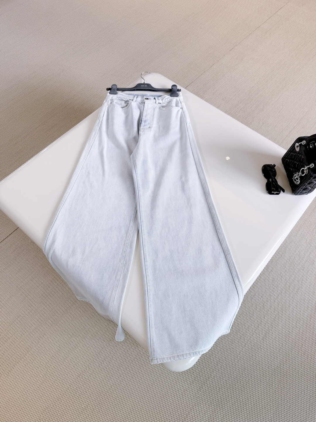 NO:843295,DIO 26S Rococo badge embroidered washed blue jeans. Light blue high-waisted wide-leg jeans. Made of soft cotton fabric. Comfortable and breathable. The high-waist design optimizes body proportions. Light blue is fresh and natural. Walking brings a lazy atmosphere. Top quality for sale, dior,jeans,19860909DIO 26S 洛可可徽章刺绣水洗蓝牛仔裤 浅蓝色高腰阔腿牛仔裤 采用柔软棉质面料 穿着舒适又透气,高腰设计优化身材比例 浅蓝色清新自然 走路自带慵懒氛围感 顶级品质发售,,dior,jeans,,Women's clothing