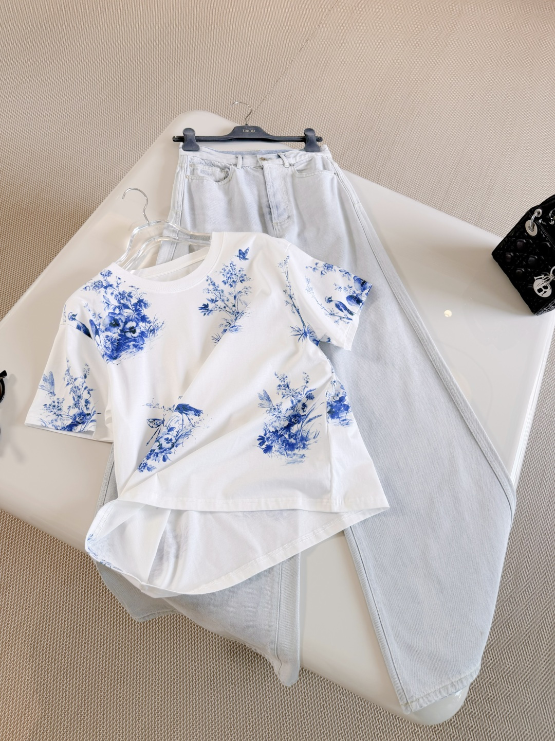 NO:841618,DIO 26S blue and white porcelain print round neck short-sleeved cotton T-shirt. The T-shirt is made of cotton jersey fabric. Highlights the white background and navy blue. Floral Garden Rui print, a new interpretation of the classic pattern with elegant and colorful floral design. The straight cut is unique. Top quality sale, dior, T-shirt, tees, t-shirt,19860909DIO 26S 青花瓷印花圆领短袖棉质T恤 T恤采用棉质平纹针织面料制作 突显白色底色海军蓝色 Floral Garden 茹伊印花,以优雅缤纷的花卉设计全新演绎经典图案 直筒剪裁别具一格 顶级品质发售,,dior,T-shirt,tees，t-shirt,,Women's clothing