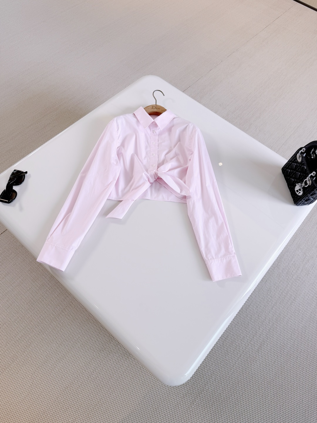 NO:841631,DIO 26S hem waist-cinched cotton fan shirt. The pink strappy shirt is made of high-quality cotton fabric. Soft and skin-friendly short style + strap design, the waist is slimmed down to show your figure. French elegance with a bit of modernity. Light pink, fresh and gentle. Top quality for sale, dior, shirts,19860909DIO 26S 下摆收腰绑带棉质粉丝衬衫 粉色绑带衬衫采用高品质棉质面料 柔软亲肤短款+绑带设计,收腰显身材 法式优雅又带点现代感 浅粉色清新温柔 顶级品质发售,,dior,shirts,,Women's clothing