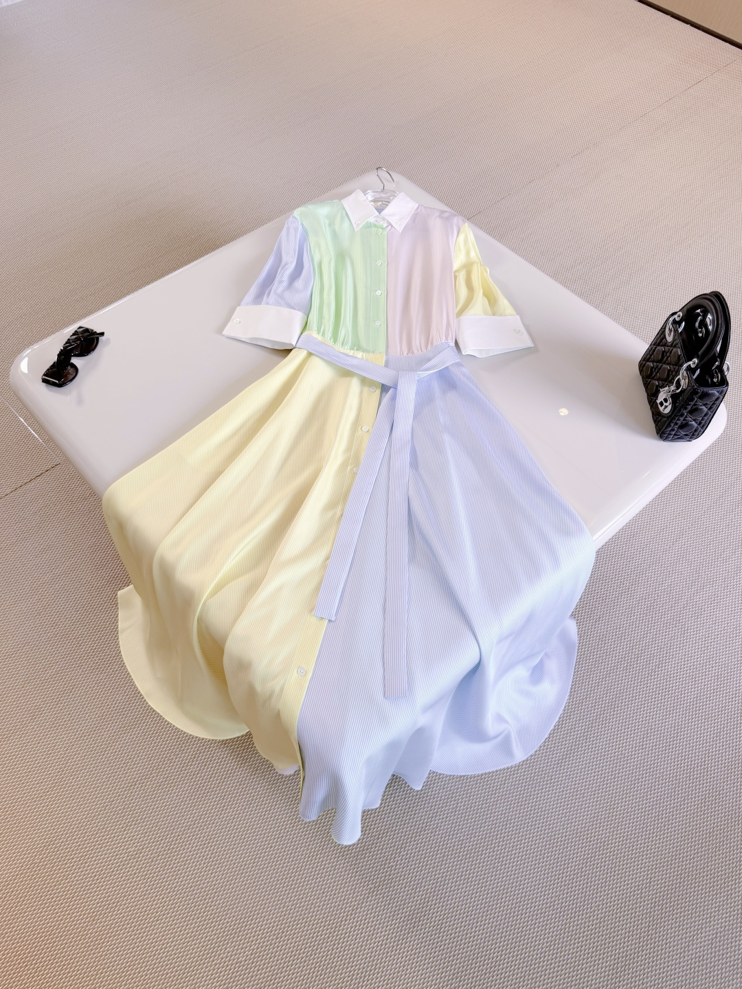 NO:841672,DIO 26S colorful heavy silk belted lapel shirt dress. The dress is carefully made of multi-color mulberry silk twill fabric. It shows a modern color-blocking design and is decorated with a tone-on-tone belt. The contrasting white collar and cuffs add a colorful temperament,,dior,skirts,shirts,real silk,19860909DIO 26S 彩色重磅真丝腰带翻领衬衫连衣裙 连衣裙采用多色桑蚕丝斜纹面料精心制作 彰显现代拼色设计,饰以同色调系带式腰带 对比鲜明的白色衣领和袖口 增添缤纷气质,,dior,skirts,shirts,real silk,,Women's clothing