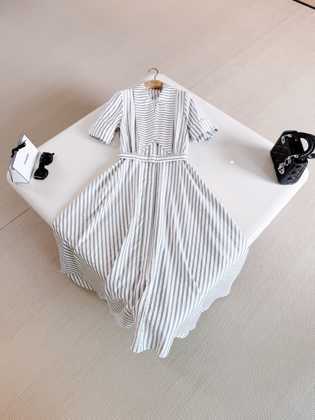NO:841664,DIO 26W white and gray striped belt silhouette silk dress. Gray and white mulberry silk jacquard fabric, decorated with D-Strip pattern. Regular fit and three-quarter sleeve design, with same-color belt and collar large bow to enhance style. Reinterpret fashionable and elegant classic logo, dior, skirts, real silk,19860909DIO 26W 白灰条纹腰带廓形真丝连衣裙 灰色和白色桑蚕丝提花面料 饰以D-Strip图案 常规版型和七分袖设计,搭配同色调腰带和衣领大号蝴蝶结提升格调 重新诠释时尚优雅经典标识,,dior,skirts,real silk,,Women's clothing
