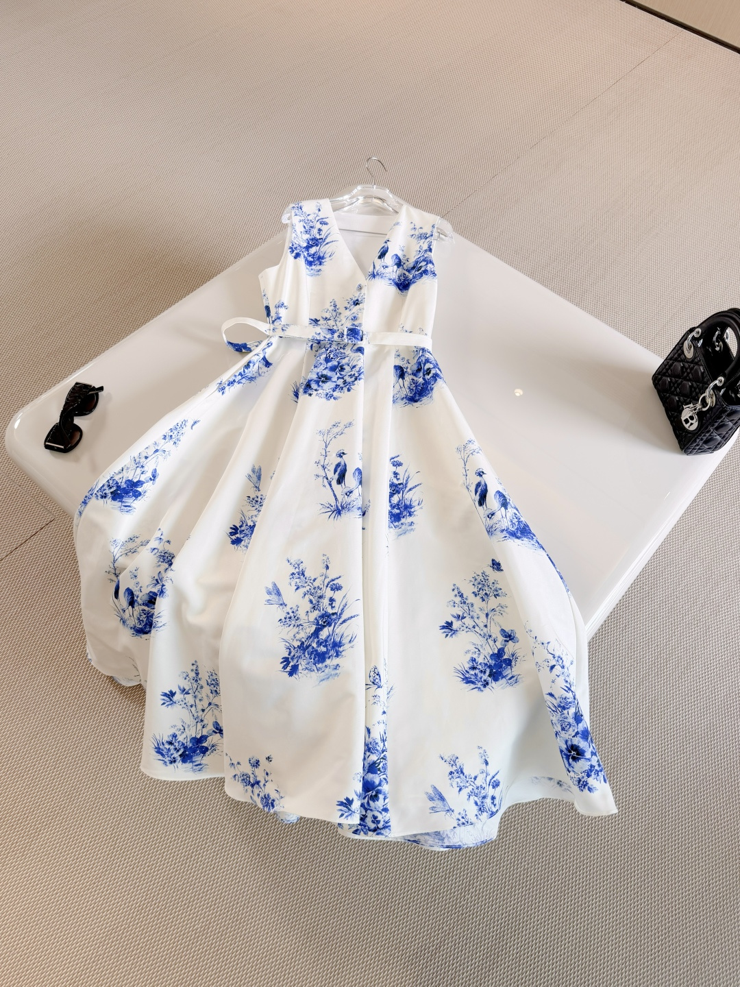 NO:841686,DIO 26S blue and white porcelain printed sleeveless silk belt dress. The dress highlights the classic silhouette. It is decorated with Floral Garden Jouy print pattern and is carefully made of white and forget-me-not blue fabrics. It has a flared silhouette and is paired with a grosgrain belt decorated with a bow to enhance the style.,dior,skirts,real silk,19860909DIO 26S 青花瓷印花无袖真丝腰带连衣裙 连衣裙彰显经典廓形 饰以FloralGarden茹伊印花图案,采用白色和勿忘我蓝罗面料精心制作 喇叭形廓形 搭配饰以蝴蝶结的罗缎腰带提升格调,,dior,skirts,real silk,,Women's clothing