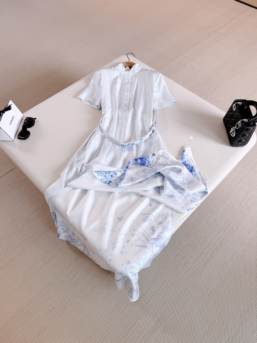 NO:841678,DIO 26S blue and white striped blue and white porcelain print lapel belt dress. The dress is carefully made of silk twill fabric. Shows the white background navy blue FloralGarden Rui print pattern, with elegant and colorful floral design and vivid stripes. A new interpretation of the classic pattern to create a refined Diviera look, dior, skirts, real silk,19860909DIO 26S 蓝白条纹青花瓷印花翻领腰带连衣裙 连衣裙采用真丝斜纹面料精心制作 展示白色底色海军蓝色FloralGarden茹伊印花图案,以优雅多彩的花卉设计搭配生动的条纹全新演绎 经典图案 打造精致的Diviera造型,,dior,skirts,real silk,,Women's clothing