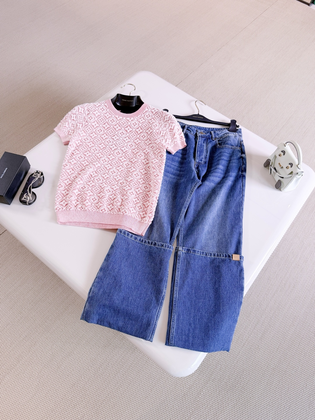 NO:843278,LOUIS 26W Pink three-dimensional presbyopic stretch rib knit sweater. Soft sheep wool and cotton blended to create a classic T-shirt silhouette. Rich terry cloth texture, showing leisure and comfort. The Monogram jacquard texture is used to renew the retro elements. The pink color interprets a bright summer look,, louis vuitton, tees, t-shirt,19860909LOUIS 26W 粉色立体老花弹力罗纹针织衫 柔软绵羊毛和棉混纺织就经典T恤廓形 丰盈毛巾布肌理、彰显闲适惬意 采用Monogram提花织纹焕新复古元素 粉色系演绎明快夏日造型,,louis vuitton,tees，t-shirt,,Women's clothing