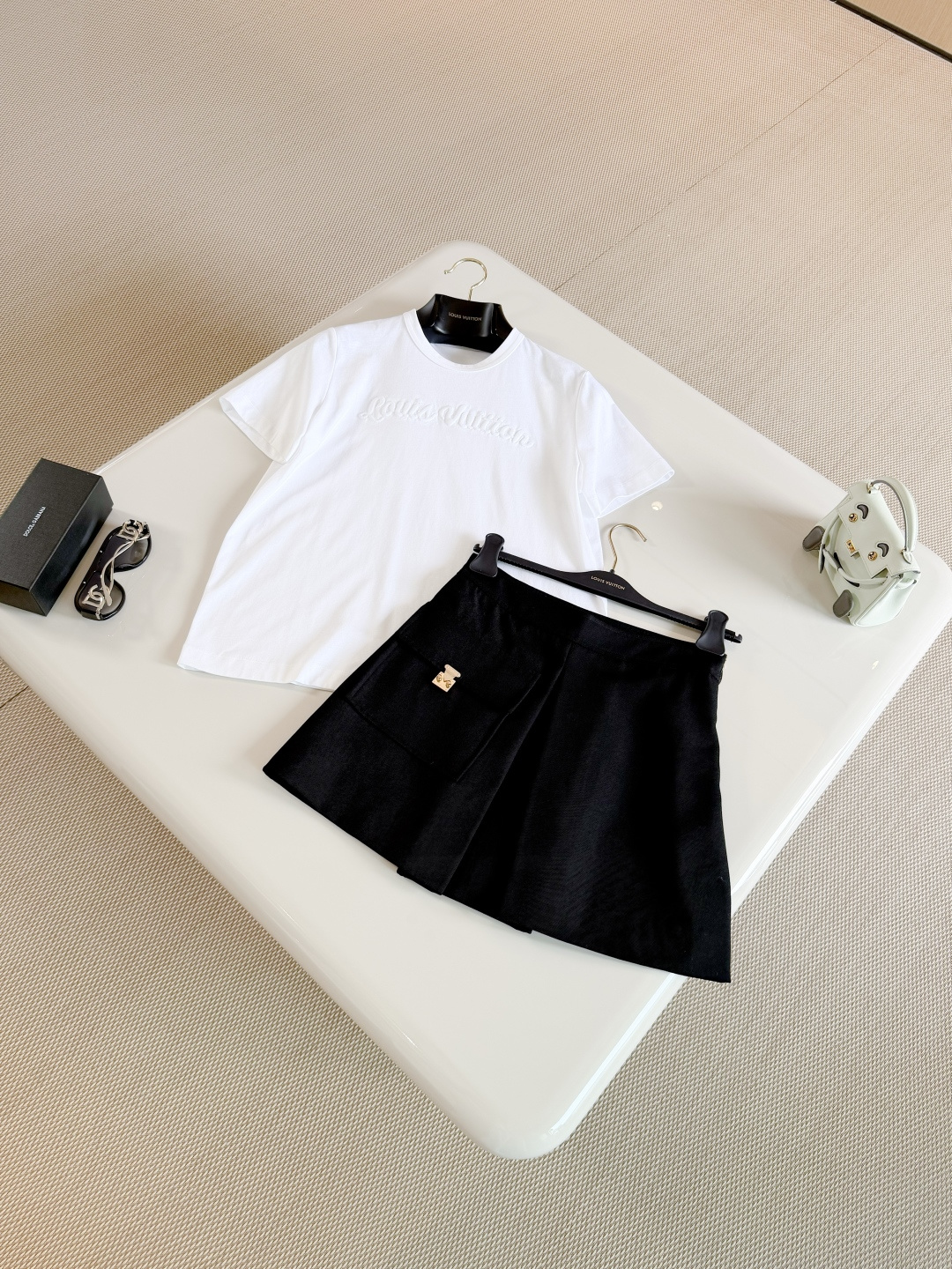 NO:841650,LOUIS 26W white three-dimensional presbyopic letter short-sleeved T-shirt. It is made of pure cotton material. The brand embroidery on the chest is super recognizable and presents the cute handwriting. The simple and advanced round neck and front shoulder cut modify the shoulder lines. Suitable for all kinds of matching. Top quality, louis vuitton, T-shirt, tees, t-shirt,19860909LOUIS 26W 白色立体老花字母短袖T恤 采用纯棉材质胸前品牌刺绣超有辨识度呈现手写可爱体、简约又高级的圆领正肩剪裁修饰肩部线条 适合各种搭配 顶级品质,,louis vuitton,T-shirt,tees，t-shirt,,Women's clothing