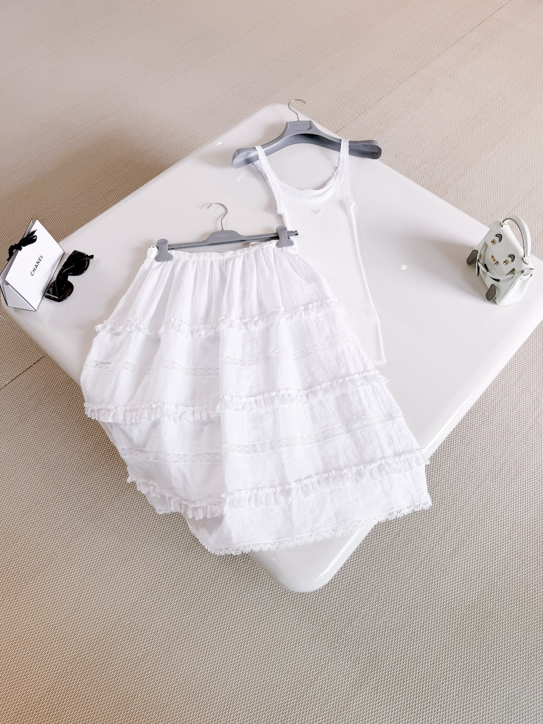 NO:843262,PRA 26S hollow lace ruffled linen skirt. Romantic ruffles and precious hand-embroidery create this full-skirted linen skirt. The iconic triangle logo symbol condenses the perfect fusion of light texture and craftsmanship., prada,skirts,19860909PRA 26S 镂空蕾丝荷叶边亚麻半身裙 浪漫的荷叶边和珍贵的手工刺绣打造出这款全裙摆亚麻半身裙,三角徽标标志性符号 凝练呈现了轻盈质感与匠心工艺的完美融合,,prada,skirts,,Women's clothing