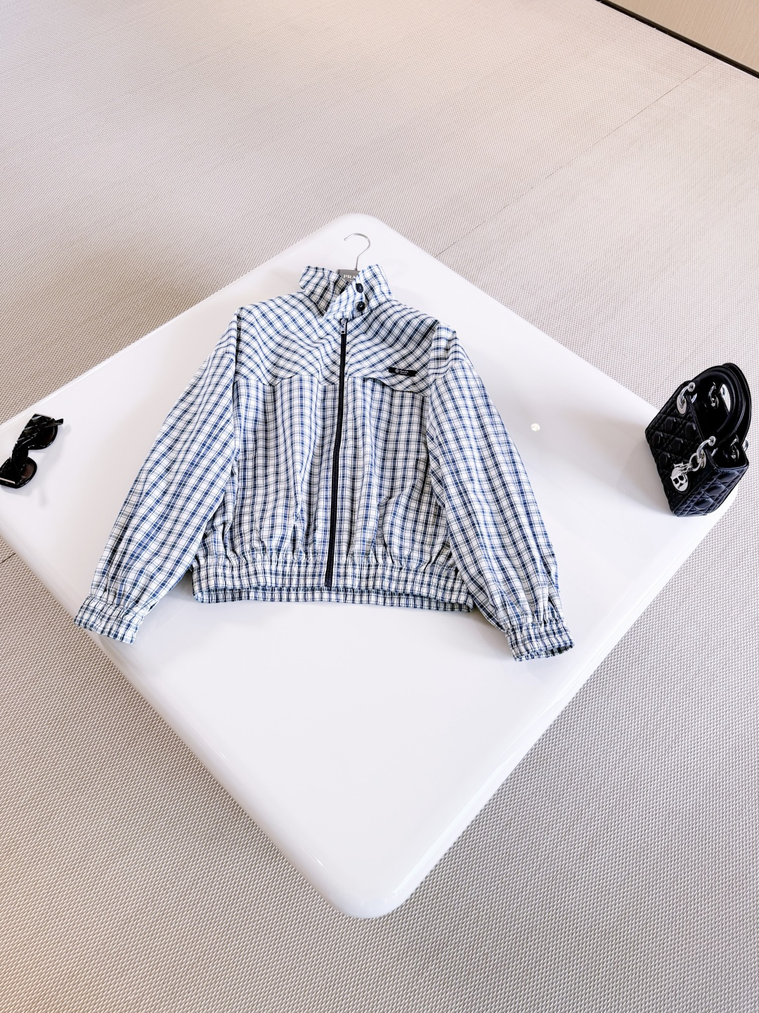 NO:843283,PRA 26S gray and blue plaid stand collar silhouette jacket. The sporty silhouette and practical details of the short jacket are combined with the classic plaid pattern typical of traditional tailoring. Zipper closure + brand logo on the chest. The gray and blue color is refreshing. Top quality for sale,, prada,jackets & coats,jackets & coats,19860909PRA 26S 灰蓝拼色格纹立领廓形夹克外套 短夹克的运动廓形和实用细节与传统剪裁典型的经典格纹图案相结合,拉链开合+胸前品牌徽标 灰蓝配色清爽 顶级品质发售,,prada,jackets & coats,jackets & coats,,Women's clothing