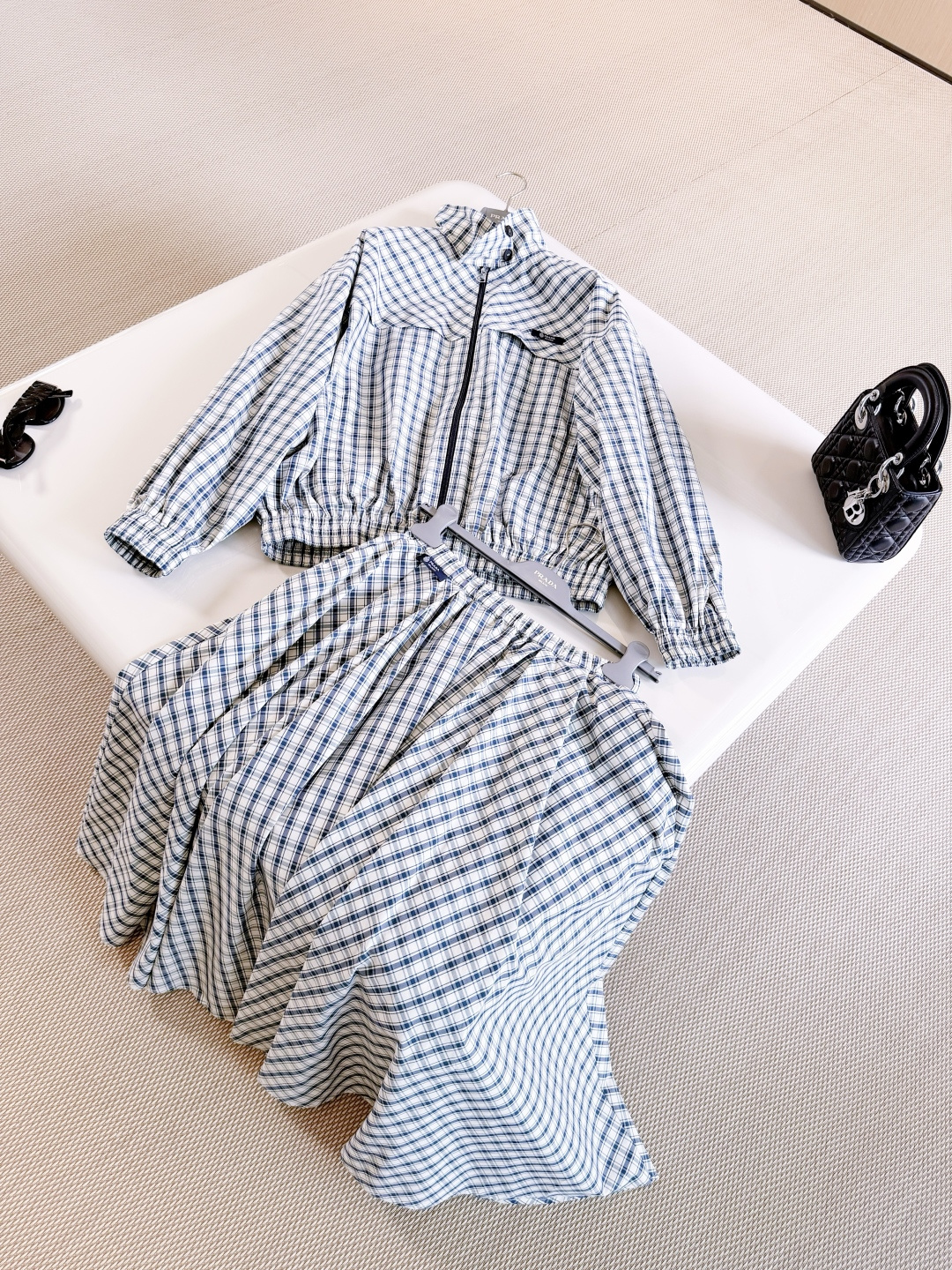 NO:843294,PRA 26S elastic waist gray and blue color-blocked plaid skirt. This full Chambray skirt adopts plaid printing. The classic pattern and silhouette design highlight the romantic temperament. The skirt naturally drape. Walking has a sense of elegance. Top quality sale, prada, skirts,19860909PRA 26S 弹力腰围灰蓝拼色格纹半身裙 这款全Chambray半身裙采用格纹印花 经典图案与廓形设计彰显浪漫气质,裙摆自然垂坠 走路自带飘逸感 顶级品质发售,,prada,skirts,,Women's clothing