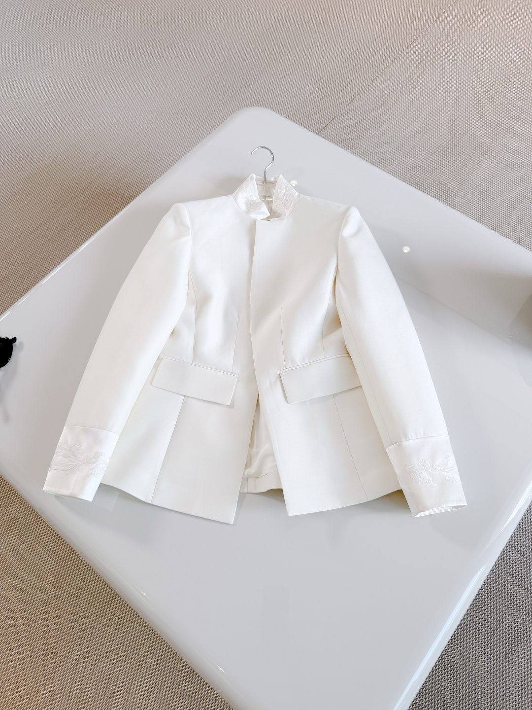 NO:843317,DIO 26S three-dimensional embroidered waist suit jacket, white suit, pure white silk fabric, neat tailoring, exquisite details, retro elegance, heavy custom embroidery on the cuffs and collar, soft and smart, integrating modern and classic as a whole, showing the brand's unique aesthetics and exquisite craftsmanship, dior, jackets & coats, business suit, real silk,19860909DIO 26S 立体刺绣收腰西装夹克 白色西装纯白真丝面料 剪裁利落 细节精致 复古优雅,袖口和领口重工定制刺绣 柔美灵动 整体融合现代与古典 展现品牌独特美学与精湛工艺,,dior,jackets & coats,business suit,real silk,,Women's clothing