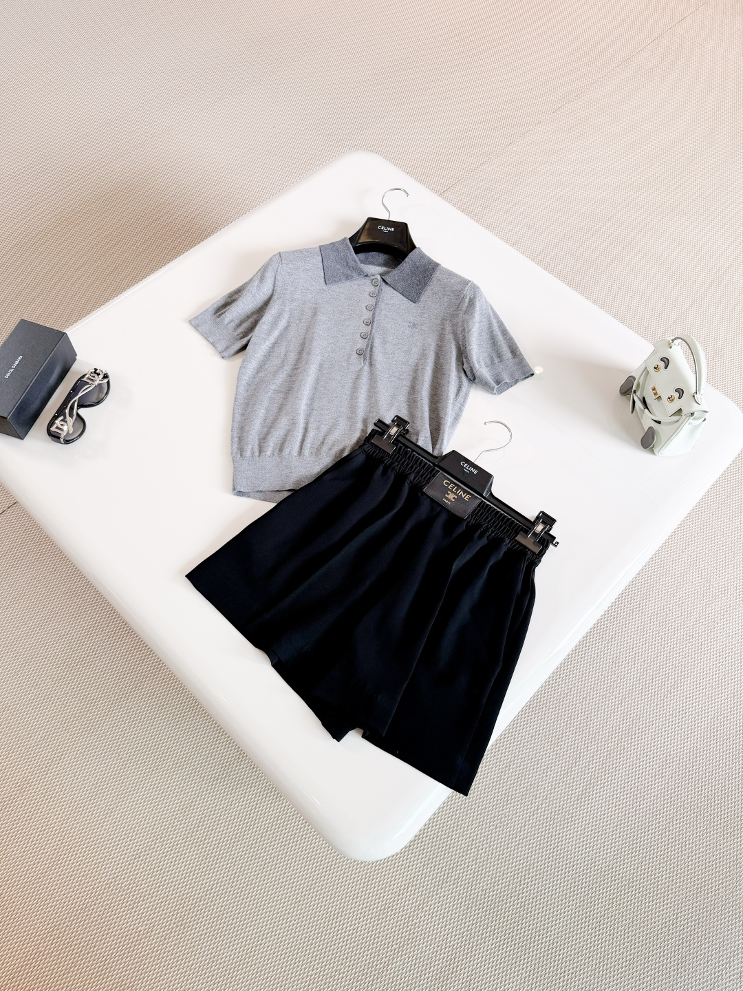 NO:845410,CEL 26S Gray lapel contrast stretch rib knit sweater Cashmere contrast Polo shirt Mulberry silk + cashmere blend Soft and skin-friendly dark and light gray contrast lapel + Arc de Triomphe embroidery, low-key and recognizable, short and neat tailoring, top quality for sale,,19860909CEL 26S 灰色翻领撞色弹力罗纹针织衫 羊绒撞色Polo衫 桑蚕丝+羊绒混纺 柔软亲肤深浅灰色撞色翻领+凯旋门刺绣,低调有辨识度 短款剪裁利落 顶级品质发售,,,Women's clothing