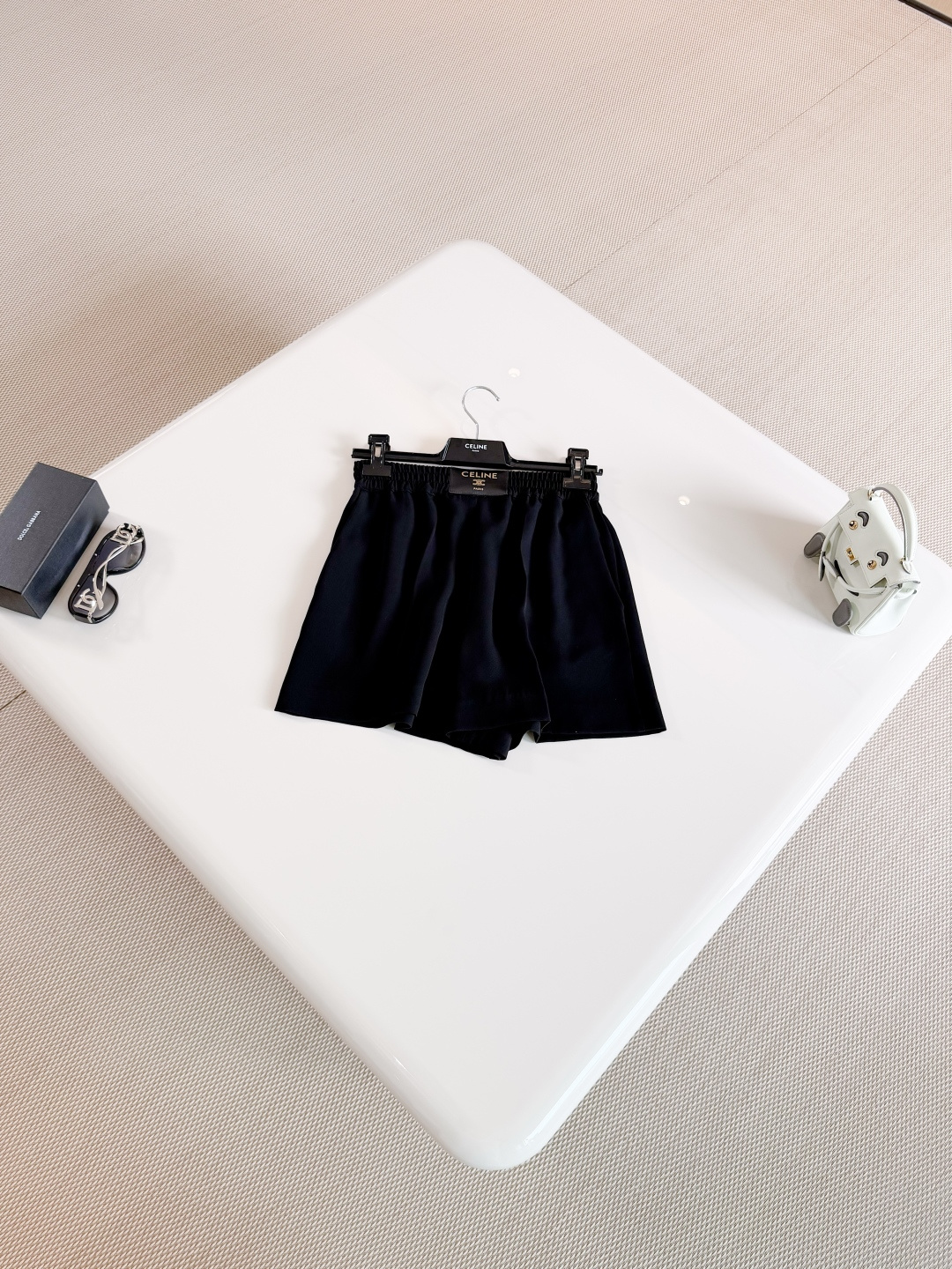 NO:845436,CEL 26S elastic waist acetate black logo shorts. Black elastic waist shorts. Made of acetate fabric. Elastic waist design. Fits well and is comfortable. The five-quarter length pants are slim and flattering. The texture of the waist brand Arc de Triomphe leather brand is perfect. Top quality sale,,shorts,19860909CEL 26S 弹力腰围醋酸黑色徽标短裤 黑色松紧腰短裤 醋酸面料制作 松紧腰设计 贴合又自在 五分裤长显瘦又修饰腿型,腰部品牌凯旋门皮牌质感满分 顶级品质发售,,shorts,,Women's clothing