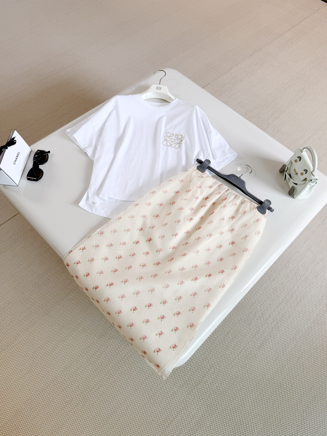 NO:845417,LOW 26S Embroidered printed white round neck off-shoulder short T-shirt. Paula’s Ibiza series white short-sleeved. Pure cotton material. Soft and comfortable. Anagram embroidery on the chest, full of brand feel. Loose off-shoulder design. Casual and slim. Top quality for sale, T-shirt, tees, t-shirt,19860909LOW 26S 刺绣印花白色圆领落肩短款T恤 Paula’s Ibiza系列白色短袖 纯棉材质 柔软舒适 胸前Anagram刺绣,品牌感满满 宽松落肩设计 休闲又显瘦 顶级品质发售,,T-shirt,tees，t-shirt,,Women's clothing