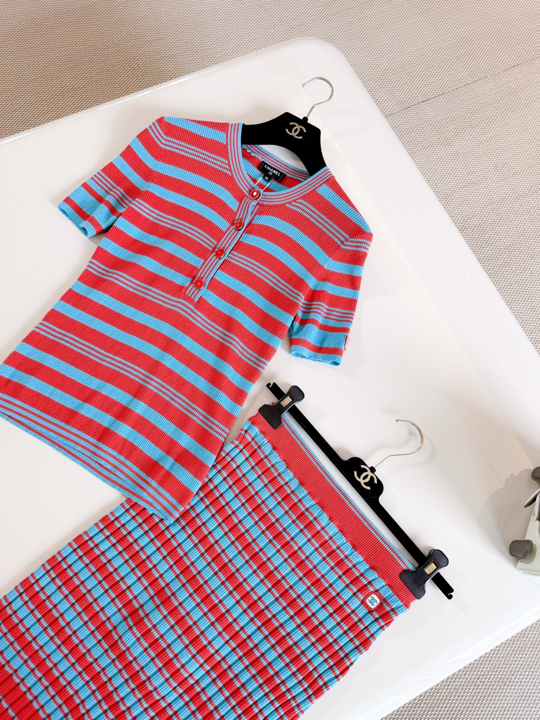 NO:846314,Details: The contrasting red and blue stripes are eye-catching. The classic three-dimensional double C embroidery on the cuffs is highly recognizable. Inspired by marine elements to create a summer vacation atmosphere.19860909细节 红蓝撞色条纹吸睛 袖口经典立体双C刺绣辨识度十足 灵感来自海洋元素展现夏日度假氛围感,,,Women's clothing