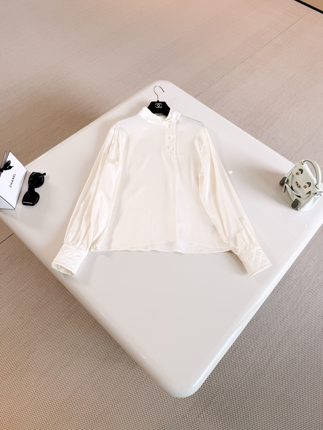 NO:857180,CHA 26S half-buttoned stand-up collar silk silhouette long-sleeved shirt. White stand-up collar long-sleeved shirt made of heavy silk fabric. Simple design. Camellia painted stand-up collar + half-button details, elegant and design. Loose fit. Easy to get simple and high-end style. Top quality, shirts, real silk,19860909CHA 26S 半开扣立领真丝廓形长袖衬衫 白色立领长袖衬衫重磅真丝面料制作而成 简约设计 山茶花烤漆立领+半开扣细节,优雅又有设计感 宽松版型 轻松get简约高级风 顶级品质,,shirts,real silk,,Women's clothing