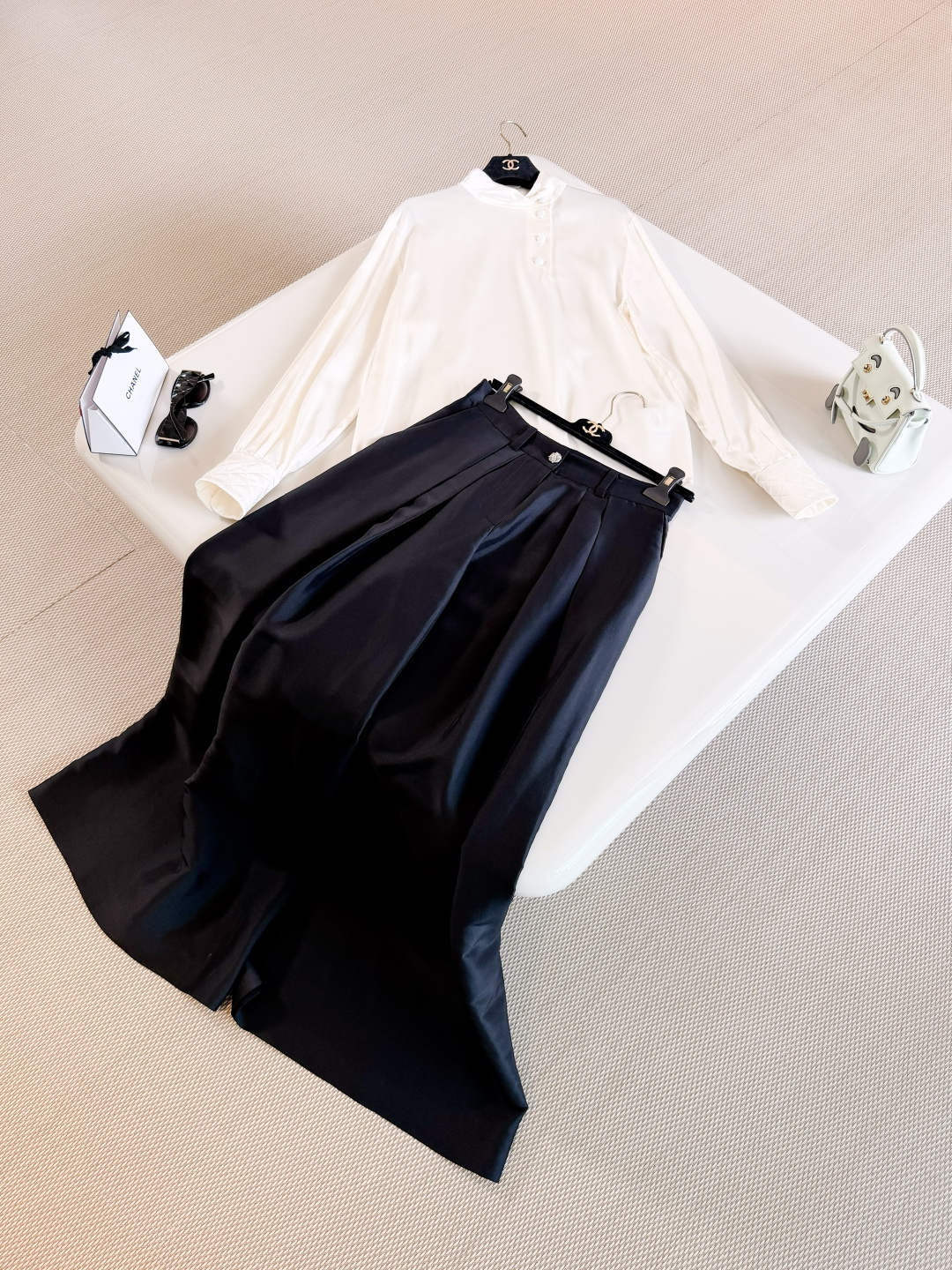 NO:857188,CHA 26S holiday tussah silk black silhouette trousers. The tussah silk fabric material has a soft luster. The drape is elegant and high-end. The high-waisted loose tailoring is embellished with rhinestone buttons. It modifies the leg shape and can easily wear a French lazy atmosphere (the special fabric has silk knots, please do not take pictures if you mind),,19860909CHA 26S 度假柞蚕丝黑色廓形西裤 柞蚕丝织品材质自带柔和光泽 透爽垂坠感优雅高级,高腰宽松剪裁点缀水钻纽扣 修饰腿型,轻松穿出法式慵懒氛围感（特殊面料存在丝节 介意勿拍）,,,Women's clothing