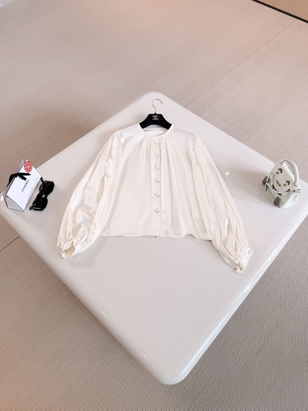 NO:857171,CHA 26S embossed double C button round neck silk silhouette shirt. White mulberry silk shirt has a light and soft pearl texture. The cuffs are pleated three-dimensionally and the long sleeves are designed with high quality. Customized enamel double C buttons are embellished. Simple and exquisite. Top quality for sale, shirts, real silk,19860909CHA 26S 浮雕双C纽扣圆领真丝廓形衬衫 白色桑蚕丝衬衫质地轻薄柔软珠光 袖口褶皱立体剪裁 、长袖设计质感高级 定制珐琅双C纽扣点缀 简约又精致 顶级品质发售,,shirts,real silk,,Women's clothing