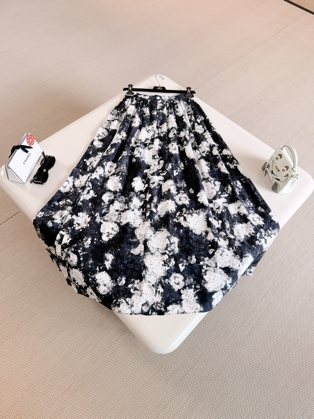 NO:857161,CHA 26S Double C black and white camellia silk jacquard satin skirt. French black and white printed skirt. Carefully made from silk fabric. The black and white floral pattern is retro and elegant. The pleated skirt has an elegant feeling when walking. It is retro and artistic. Top quality for sale,,skirts,real silk,19860909CHA 26S 双C黑白山茶花真丝提花缎半身裙 法式黑白印花半身裙 真丝面料精心制作 黑白花卉图案复古又优雅,百褶裙摆走路自带飘逸感 复古又艺术感灵动 顶级品质发售,,skirts,real silk,,Women's clothing