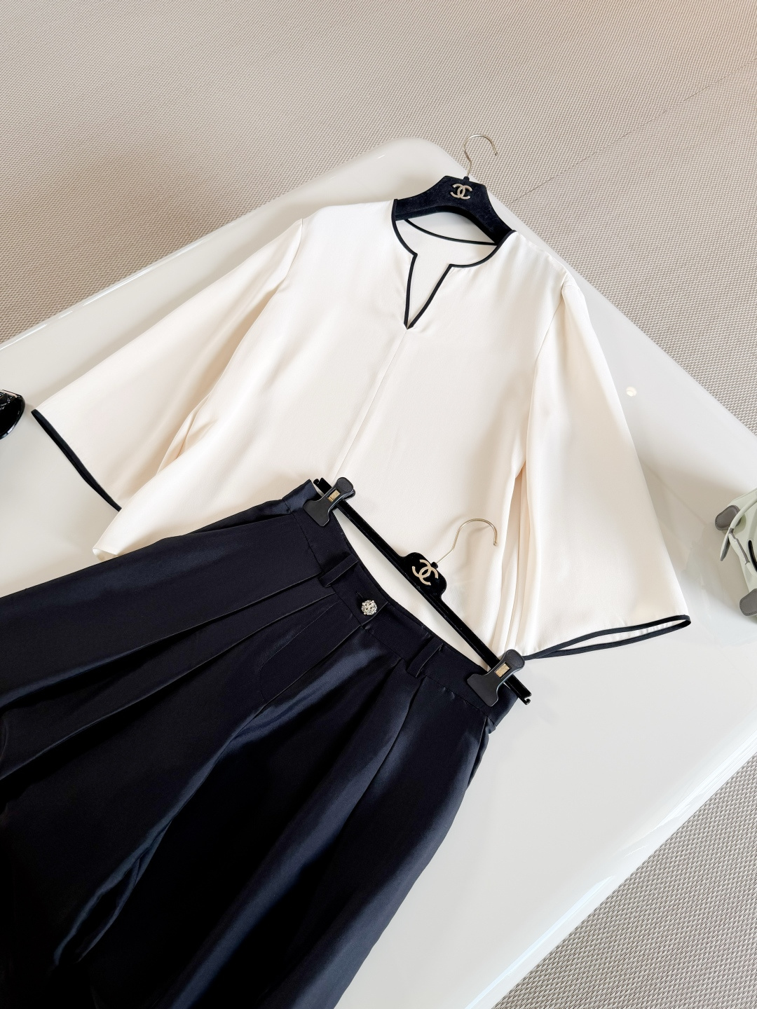 NO:859017,Details: V-neck silhouette design. The neckline and cuffs are designed with black piping. Paired with high-waisted trousers and skirts, it is elegant and easy to get. Skirts,19860909细节 V领廓形版型设计 领口 袖口采用黑色滚边设计 搭配高腰裤半身裙 优雅气质轻松get,,skirts,,Women's clothing