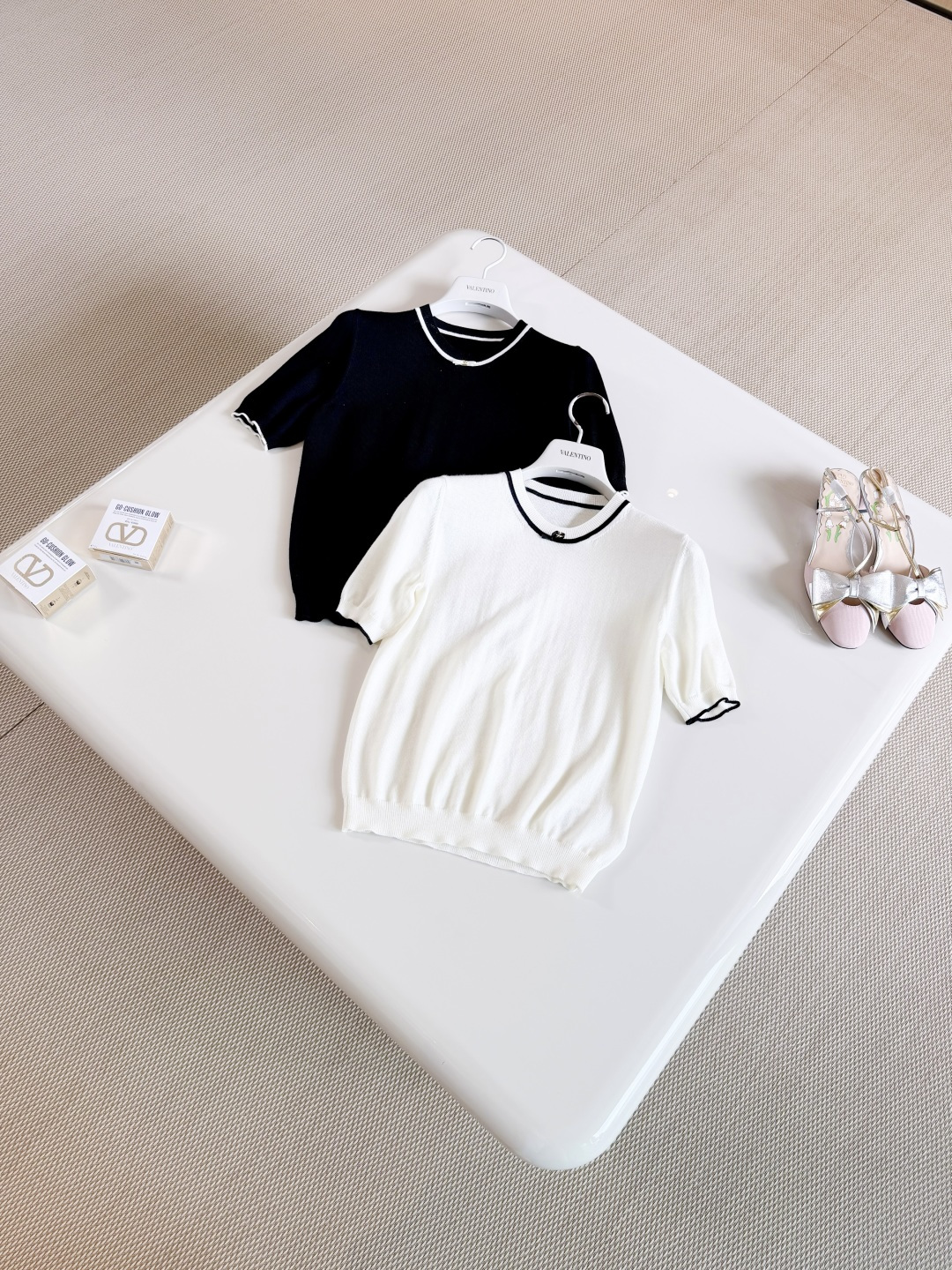 NO:859038,VALEN 26S White contrasting bow round neck stretch sweater. Black knitted short sleeves made of wool blended fabric. Simple design + white contrasting edges, embellished with bow decoration. Low-key and detailed. Top quality for sale, valentino, T-shirt,19860909VALEN 26S 白色撞边蝴蝶结圆领弹力针织衫 黑色针织短袖采用羊毛混纺啊面料制作而成 简约设计+白色撞色边,并点缀蝴蝶结装饰 低调又有细节感 顶级品质发售,,valentino,T-shirt,,Women's clothing