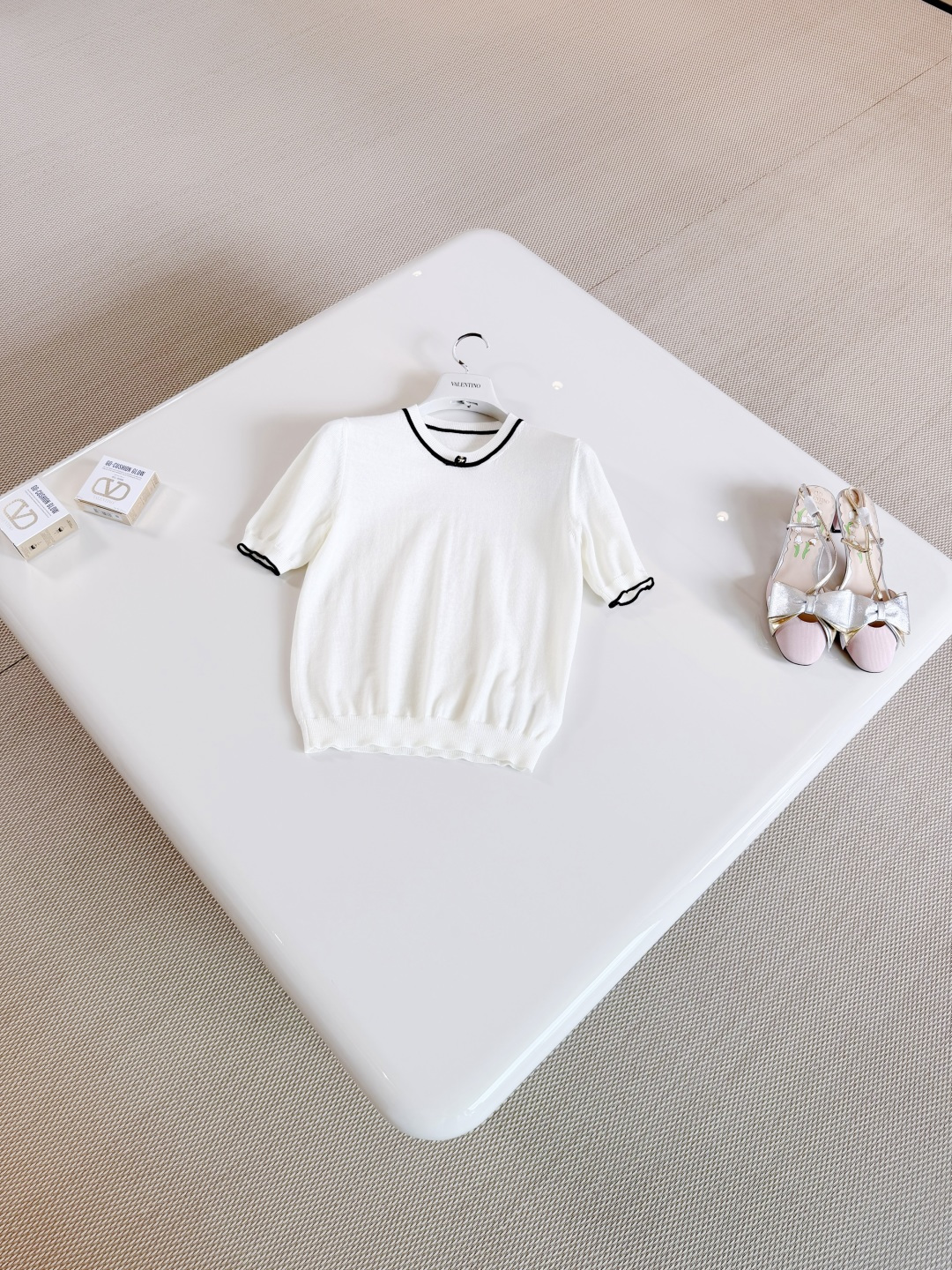 NO:859058,VALEN 26S Black contrasting bow round neck stretch sweater. White knitted short sleeves made of wool blended fabric. Simple design + black contrasting edges, embellished with bow decoration. Low-key and detailed. Top quality for sale, valentino, T-shirt,19860909VALEN 26S 黑色撞边蝴蝶结圆领弹力针织衫 白色针织短袖采用羊毛混纺啊面料制作而成 简约设计+黑色撞色边,并点缀蝴蝶结装饰 低调又有细节感 顶级品质发售,,valentino,T-shirt,,Women's clothing