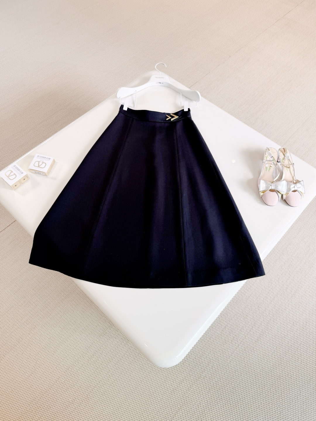 NO:859079,VALEN 26S Black high-waisted wool skirt with metal logo. Black high-waisted A-line umbrella skirt is made of wool fabric. The fabric has perfect drape. The skirt is above the knee. The high-waisted design lengthens the proportion of the legs. Metal decoration embellishment. Full of details. Top quality, valentino,skirts,19860909VALEN 26S 金属徽标黑色高腰羊毛半身裙 黑色高腰A字伞裙采用羊毛面料打造而成面料垂坠感满分,裙摆过膝 高腰设计拉长腿部比例 金属装饰点缀 细节感拉满 顶级品质,,valentino,skirts,,Women's clothing