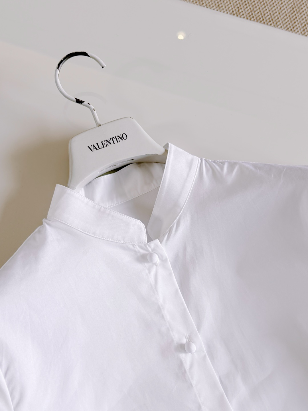 NO:859069,VALEN 26S three-dimensional pleated puff sleeve cotton stand-up collar shirt. The white short-sleeved shirt is carefully made of cotton fabric. The stand-up collar + round button design is super detailed. The cuffs are decorated with three-dimensional pleats. Elegant and sweet. The cut is loose. Top quality for sale,,valentino,shirts,T-shirt,19860909VALEN 26S 立体褶皱泡泡袖棉质立领衬衫 白色短袖衬衫采用棉质面料精心制作而成 立领+圆扣设计超有细节感,袖口立体褶皱装饰 优雅又甜美 剪裁宽松 顶级品质发售,,valentino,shirts,T-shirt,,Women's clothing