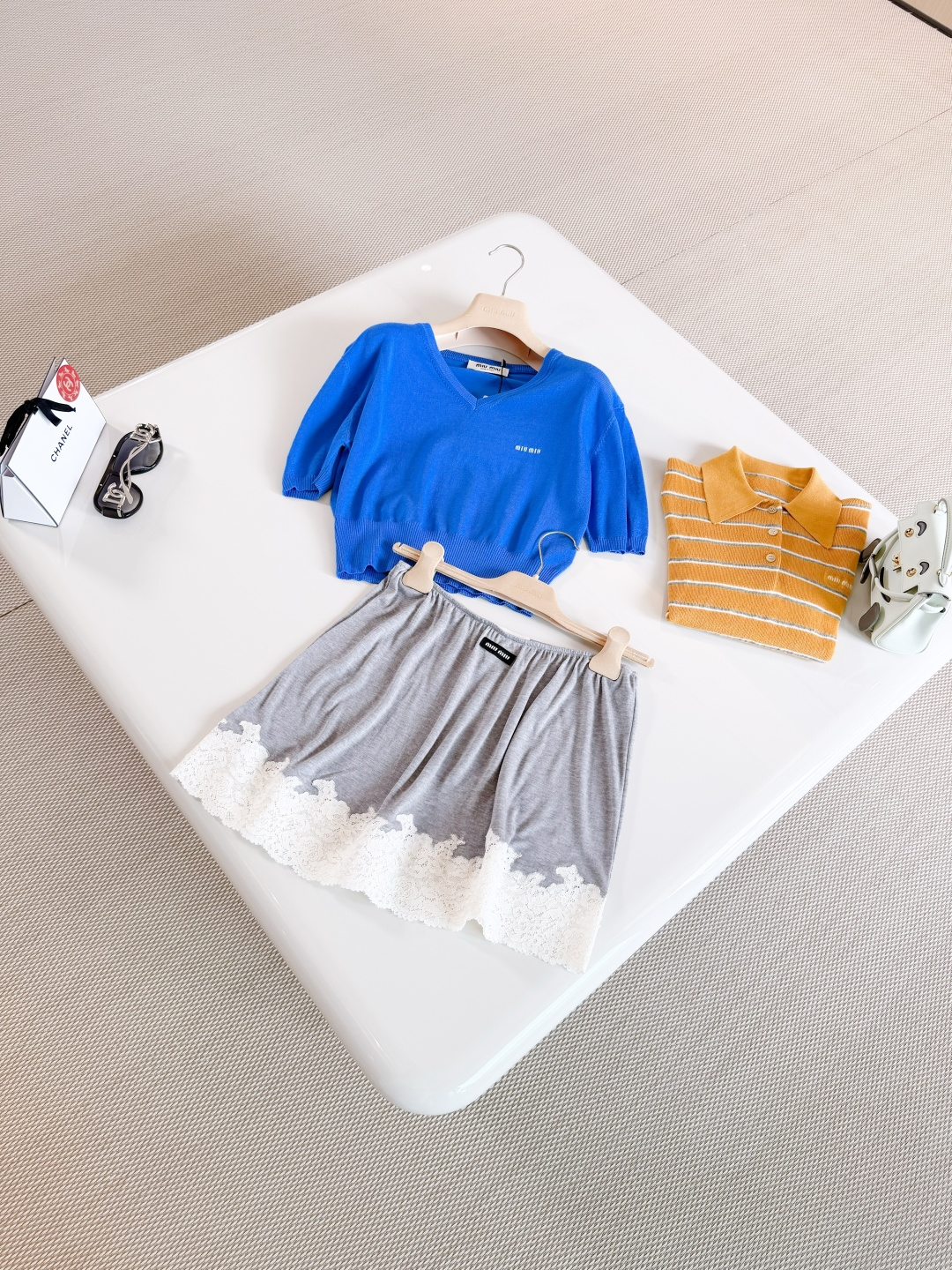 NO:860223,MIU 26S Blue V-neck stretch rib short sweater. Blue short-sleeved sweater. Made of soft cashmere fabric. V-neck + short-sleeve design, simple and elegant. The brand embroidery on the chest is very recognizable. The ribbed hem is closed for comfort and design. Top quality,,miumiu,T-shirt,19860909MIU 26S 蓝色V领弹力罗纹短款针织衫 蓝色短袖针织衫 采用柔软羊绒面料制作而成 V领+短袖设计,简约又优雅 胸前品牌刺绣超有辨识度 下摆罗纹收口舒适又有设计感 顶级品质,,miumiu,T-shirt,,Women's clothing