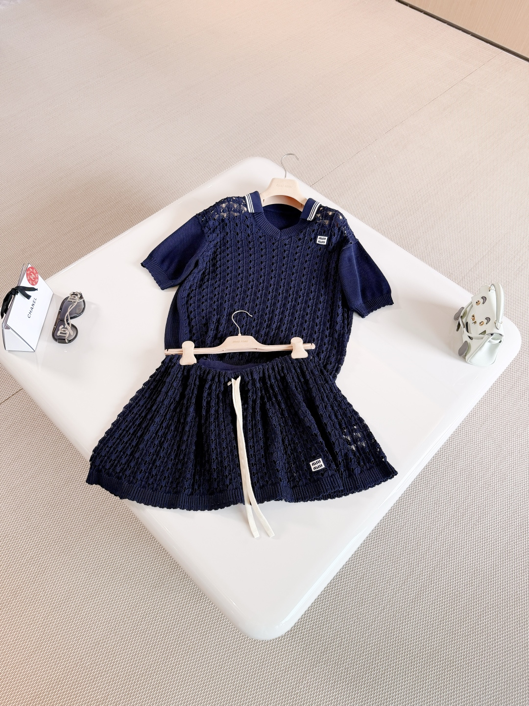 NO:863394,MIU 26S College style contrast striped lapel hollow knitted top. The cotton Polo collar uses unique knitting technology to present the effect of exquisite handmade lace, creating a charming three-dimensional texture and enhancing sporty lines and details. Top quality for sale,,miumiu,19860909MIU 26S 学院风撞色条纹翻领镂空针织上衣 棉质Polo领衫采用独特的针织技术 呈现精致手工蕾丝的效果,营造迷人的三维质感 并提升运动风线条和细节 顶级品质发售,,miumiu,,Women's clothing