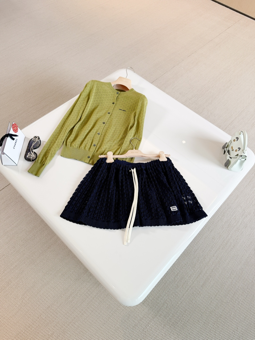 NO:860247,MIU 26S preppy style hollow knitted drawstring mini skirt. Cotton mini skirt uses unique knitting technology to reproduce the effect of exquisite handmade lace, creating a charming three-dimensional texture and enhancing sporty lines and details. Top quality sale,,miumiu,skirts,19860909MIU 26S 学院风镂空针织抽绳迷你半身裙 棉质迷你半身裙采用独特的针织技术 重现精致手工蕾丝的效果,打造迷人的三维质感 并提升运动风格线条和细节 顶级品质发售,,miumiu,skirts,,Women's clothing