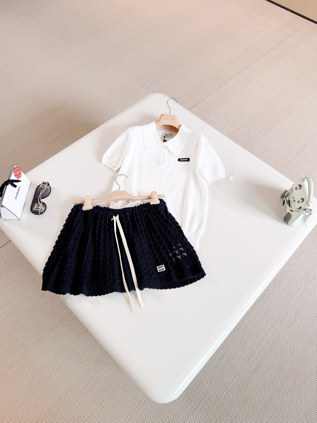 NO:860291,MIU 26S hollow pattern white lapel stretch sweater. Cashmere Polo sweater with unique mesh knitting technology. Reminiscent of classic retro underwear, the unique light texture and front logo details highlight the fashionable style. Top quality,,miumiu,sweaters,19860909MIU 26S 镂空花纹白色翻领弹力针织衫 羊绒Polo毛衣采用别致的网眼针织工艺 让人想起经典的复古内衣,别具一格的轻盈质感和正面徽标细节彰显率性时尚格调 顶级品质,,miumiu,sweaters,,Women's clothing