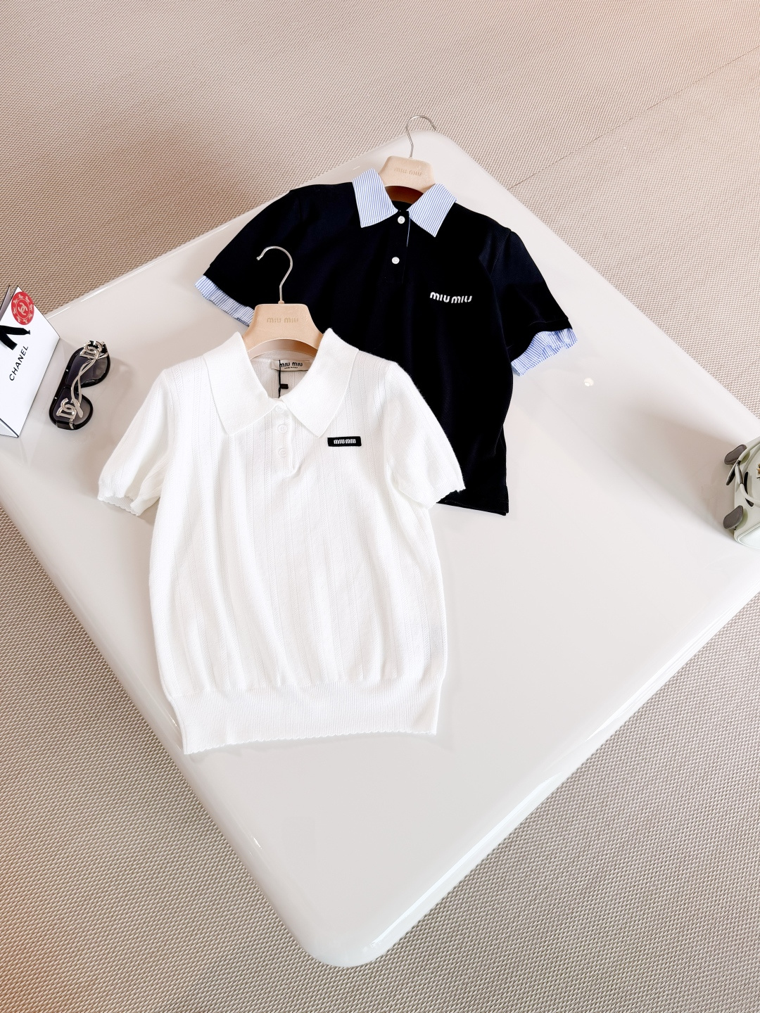 NO:860269,MIU 26S Blue and white contrasting striped fake two-piece black sweater. Spliced ​​fake two-piece short-sleeved Polo shirt. Dark blue main color + blue and white striped lapel collar. Full of college style. Made of high-quality cotton. The brand embroidery on the chest is very recognizable. Top quality,,miumiu,T-shirt,19860909MIU 26S 蓝白撞色条纹假两件黑色针织衫 拼接假两件短袖Polo衫 深蓝主色+蓝白条纹翻领袖口 学院风满满 高品质棉料制作而成 胸前品牌刺绣超有辨识度 顶级品质,,miumiu,T-shirt,,Women's clothing