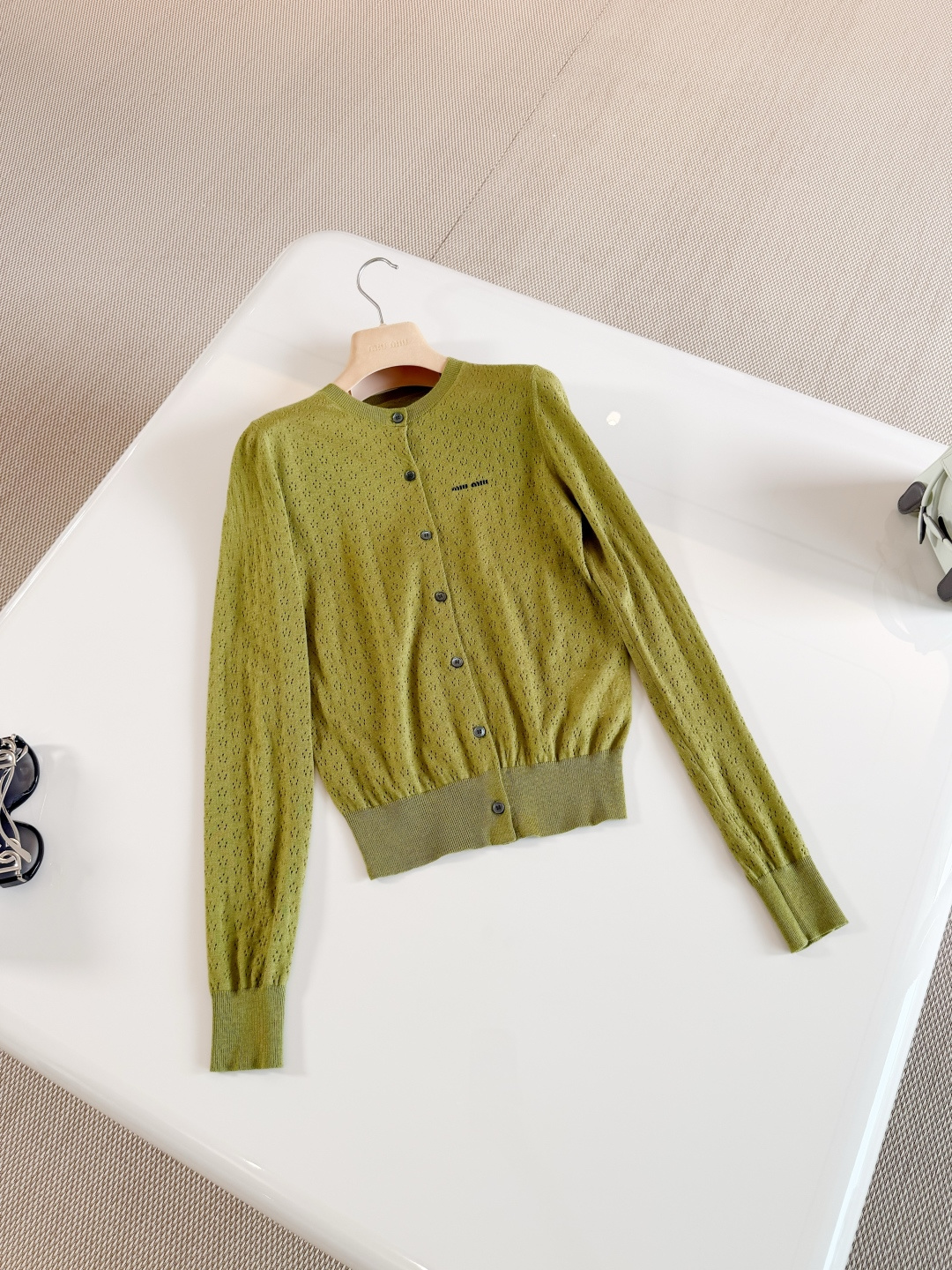 NO:860273,MIU 26S Green hollow pattern round neck stretch knitted cardigan Green knitted cardigan Made of cashmere + mulberry silk fabric Light, comfortable and breathable, simple round neck + front buttons Hollow knitted texture with super details Fitting and comfortable Top quality,,miumiu,19860909MIU 26S 绿色镂空花纹圆领弹力针织开衫 绿色针织开衫 采用羊绒+桑蚕丝面料制作而成 轻薄舒适透气,简约圆领+正面纽扣 镂空针织纹理超有细节 贴合又舒适 顶级品质,,miumiu,,Women's clothing